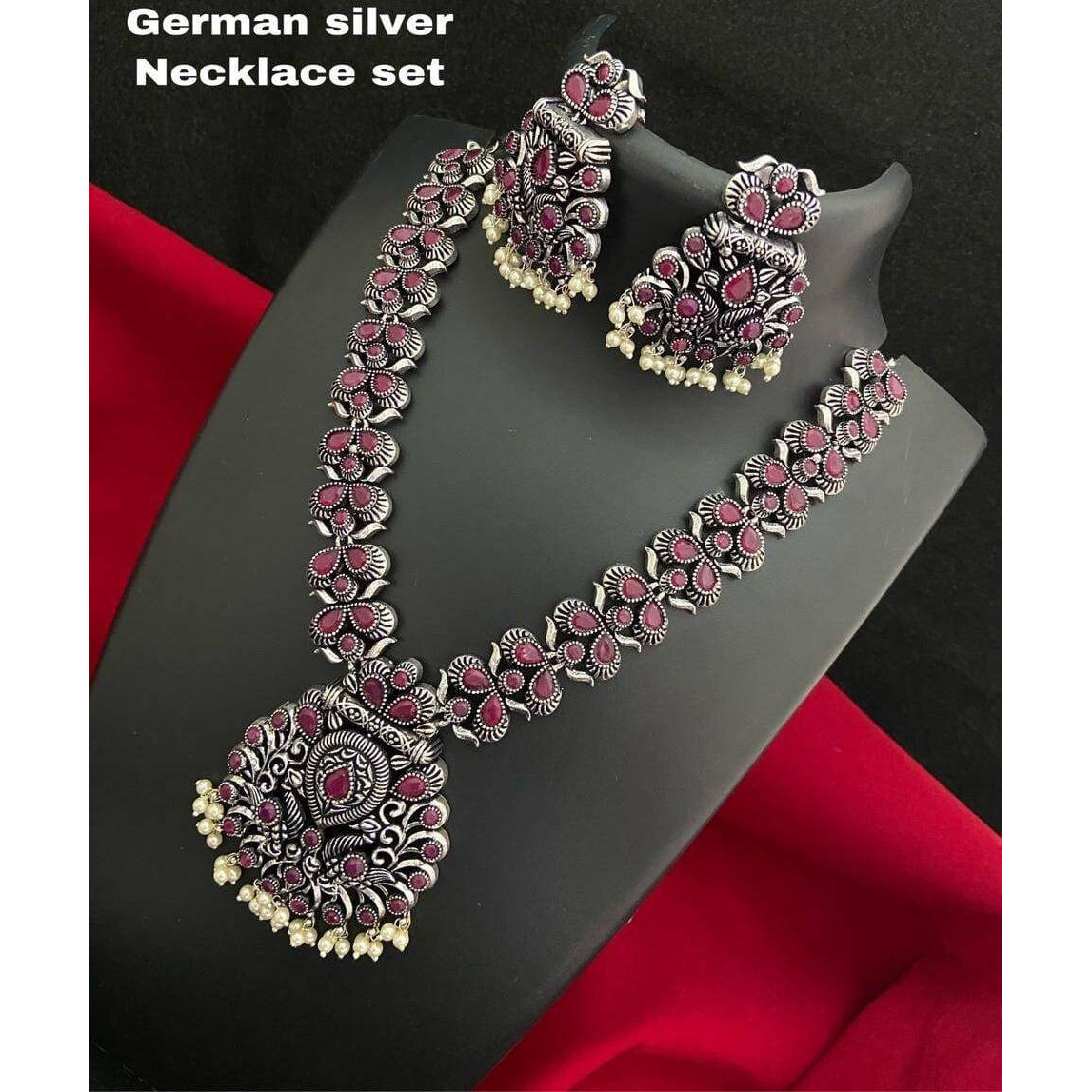 Indo Western Dabi Kundan Studded Choker with Earrings and Tikka SetPLATING - Gold ( 22 K )Premium qualityWith intricate design of Kundan and pearls, grab this beautiful stone for your special occasion and shine in the crowd. Best gift to give to your favorite women mom, wife, sister Or friend.