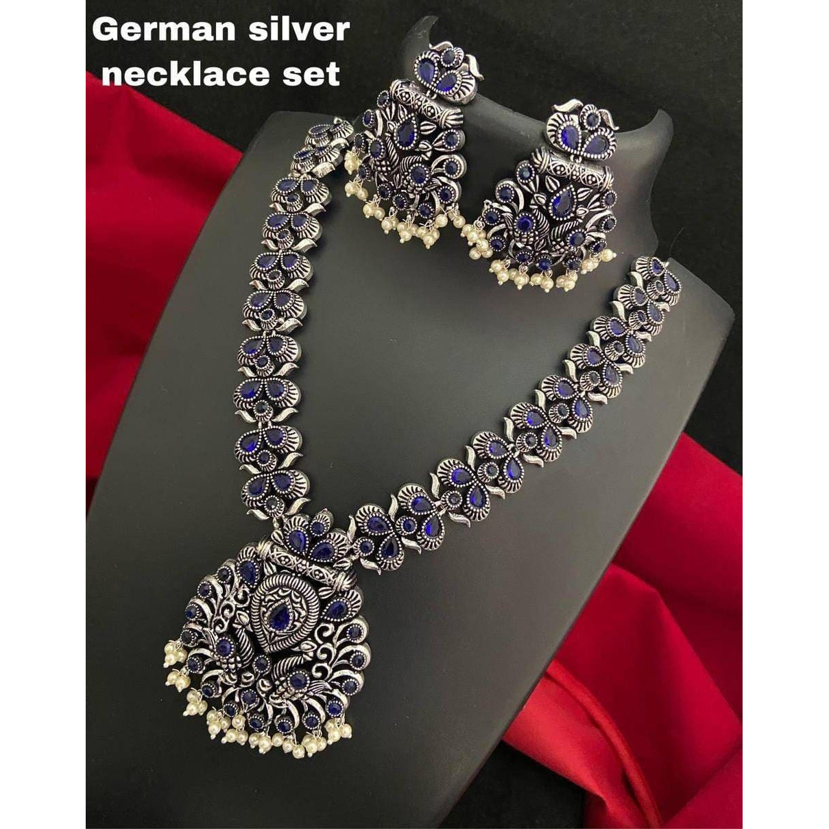 Indo Western Dabi Kundan Studded Choker with Earrings and Tikka SetPLATING - Gold ( 22 K )Premium qualityWith intricate design of Kundan and pearls, grab this beautiful stone for your special occasion and shine in the crowd. Best gift to give to your favorite women mom, wife, sister Or friend.