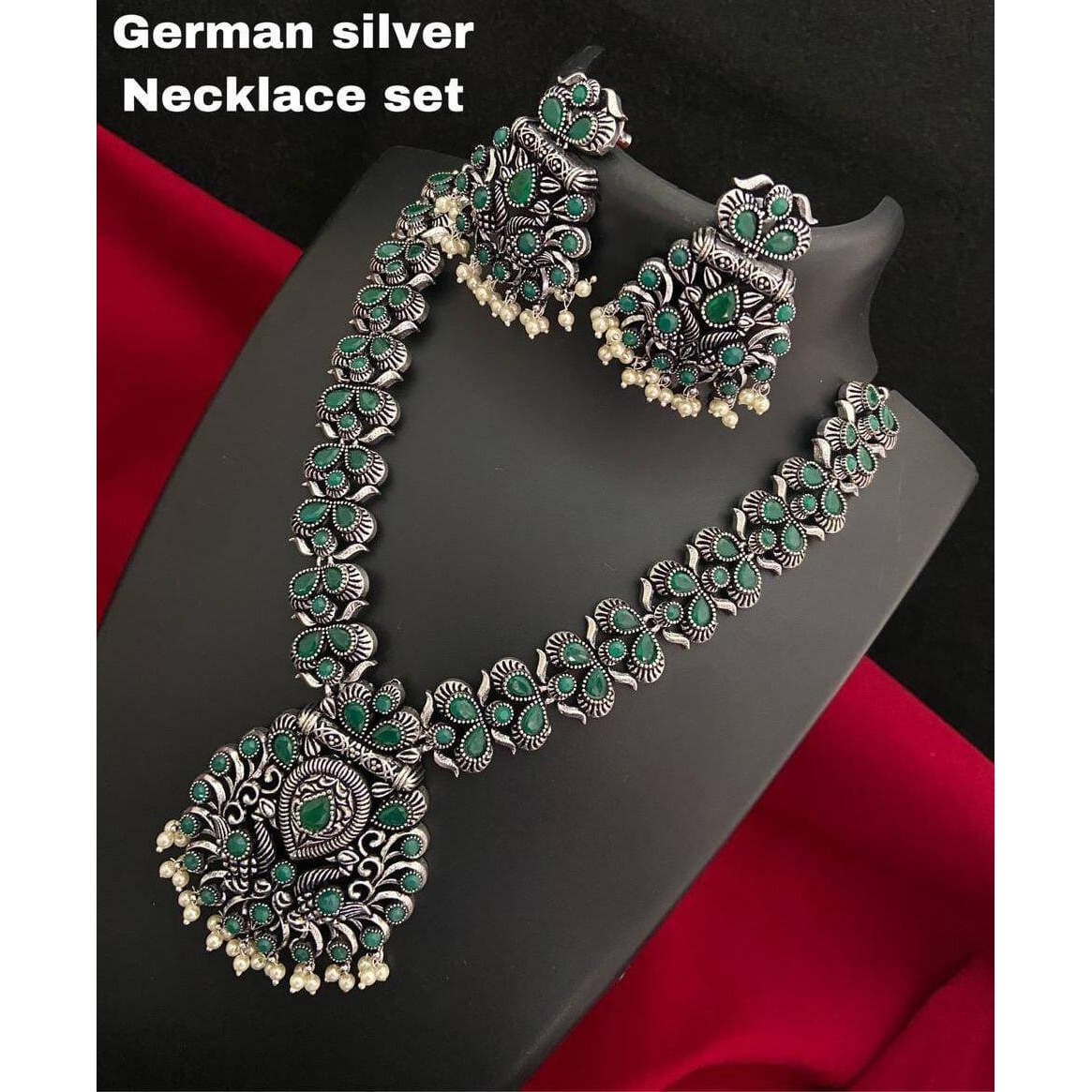 Indo Western Dabi Kundan Studded Choker with Earrings and Tikka SetPLATING - Gold ( 22 K )Premium qualityWith intricate design of Kundan and pearls, grab this beautiful stone for your special occasion and shine in the crowd. Best gift to give to your favorite women mom, wife, sister Or friend.