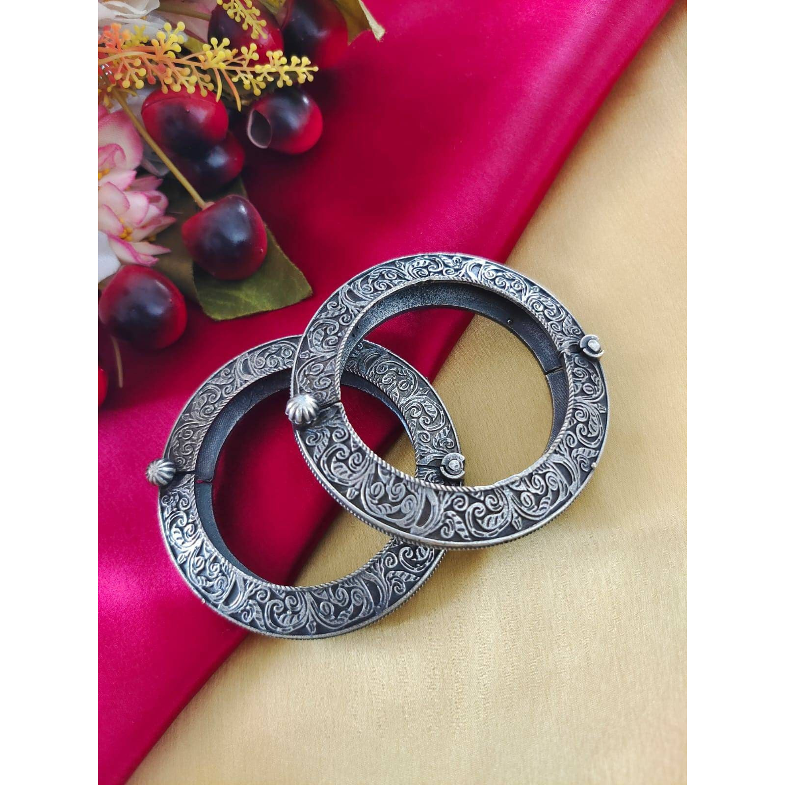 This beautiful set of 6 has a big long oxidized Haram necklace with a choker silver necklace, pair of jhumka earrings, a ring,pair of bangles, and a nose pin.Grab this beautiful set with any of the ethnic/ Indo western outfit and look unique in the crowdPremium quality set