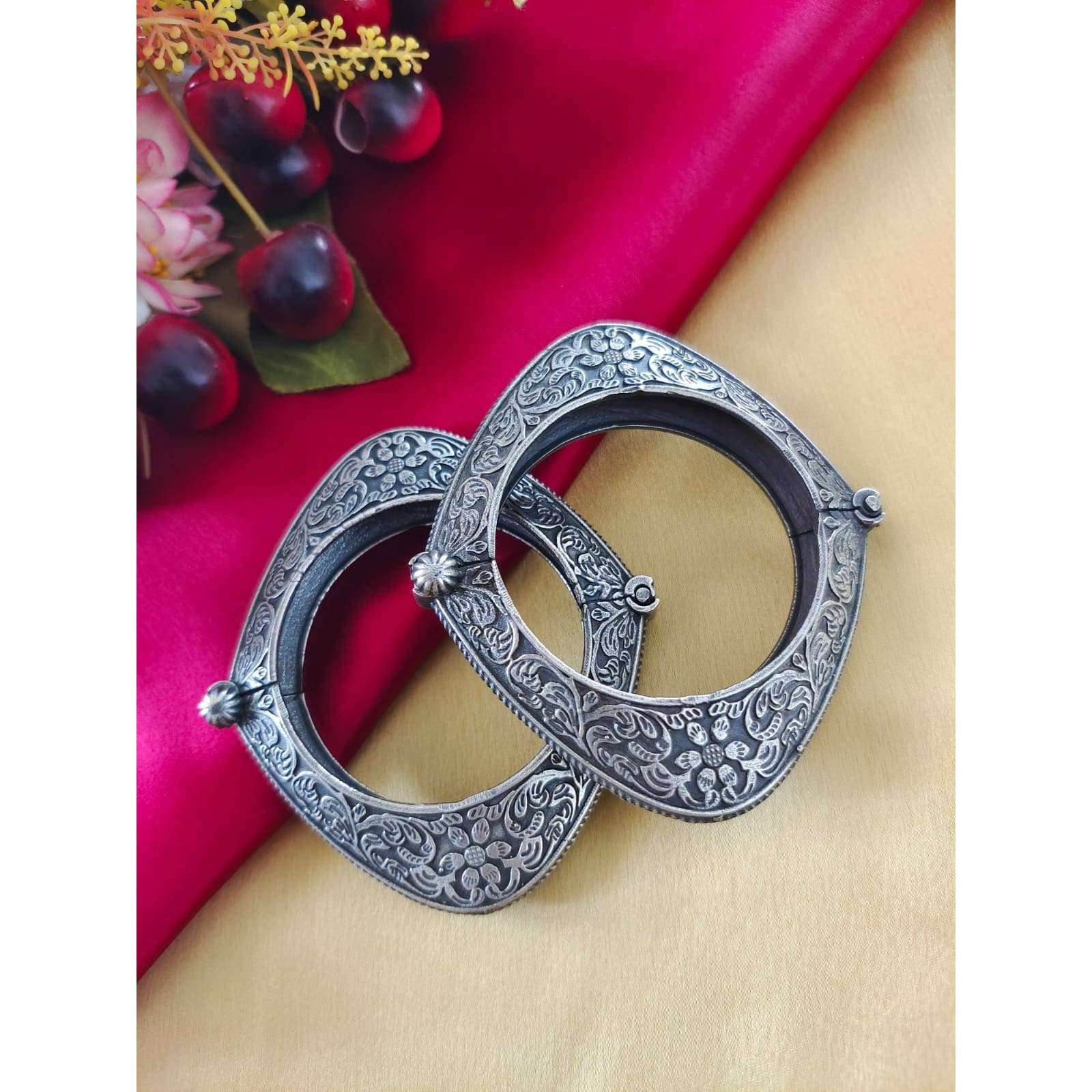This beautiful set of 6 has a big long oxidized Haram necklace with a choker silver necklace, pair of jhumka earrings, a ring,pair of bangles, and a nose pin.Grab this beautiful set with any of the ethnic/ Indo western outfit and look unique in the crowdPremium quality set