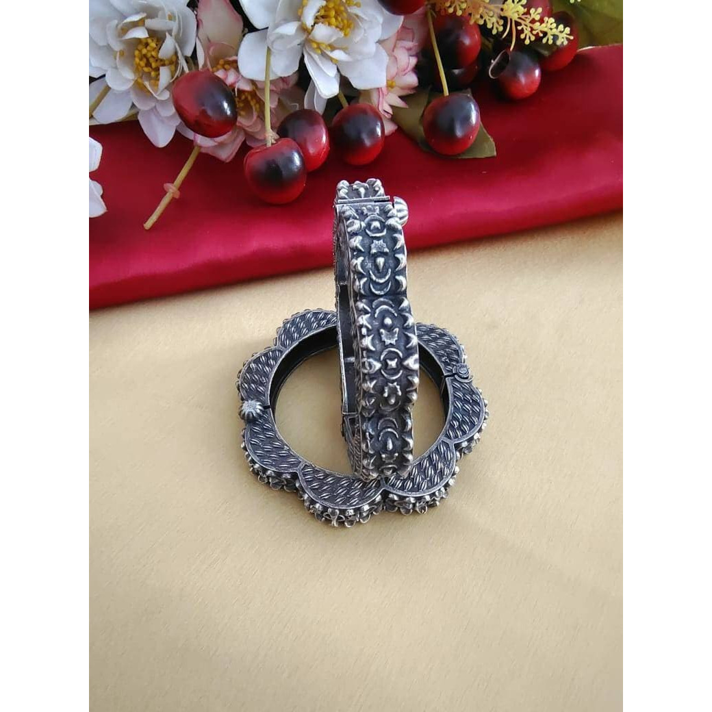 This beautiful set of 6 has a big long oxidized Haram necklace with a choker silver necklace, pair of jhumka earrings, a ring,pair of bangles, and a nose pin.Grab this beautiful set with any of the ethnic/ Indo western outfit and look unique in the crowdPremium quality set