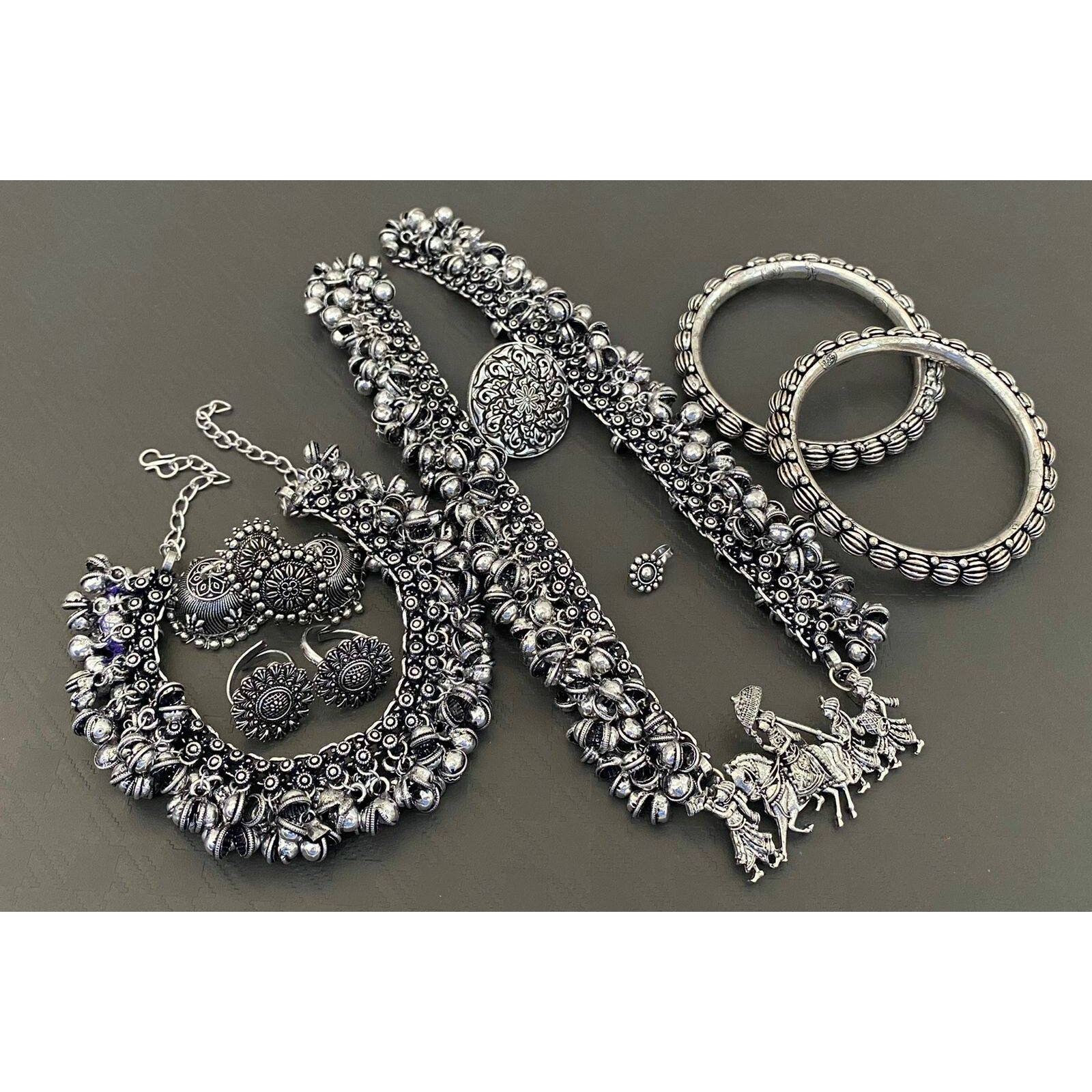 Premium qualitySimple and sleek these stacked bracelets are a wardrobe essential to add that extra touch of sophistication to your everyday traditional or fusion.