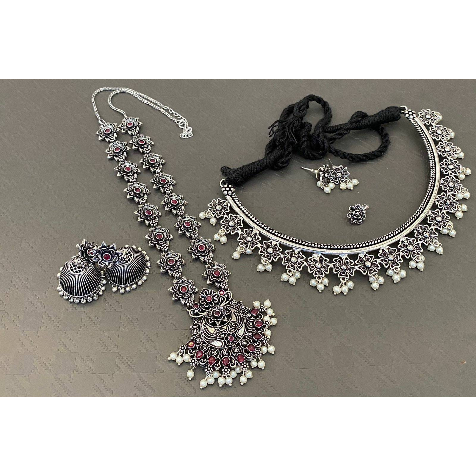 Are you a big fan of boho and tribal-inspired oxidized jewelry Then this set can be your match made in heaven. Studded with beautiful little tribal-themed mirrors and adorned with cute little ghungroos, this set of Indian oxidized jewelry comprises an elegant necklace, a pair of matching earrings, and beautiful oxidized bracelets. The jewelry comes with an extra plating of silver for longer sustainability. It can be a great gift for your loved ones. You need to ensure that you store it in an ai