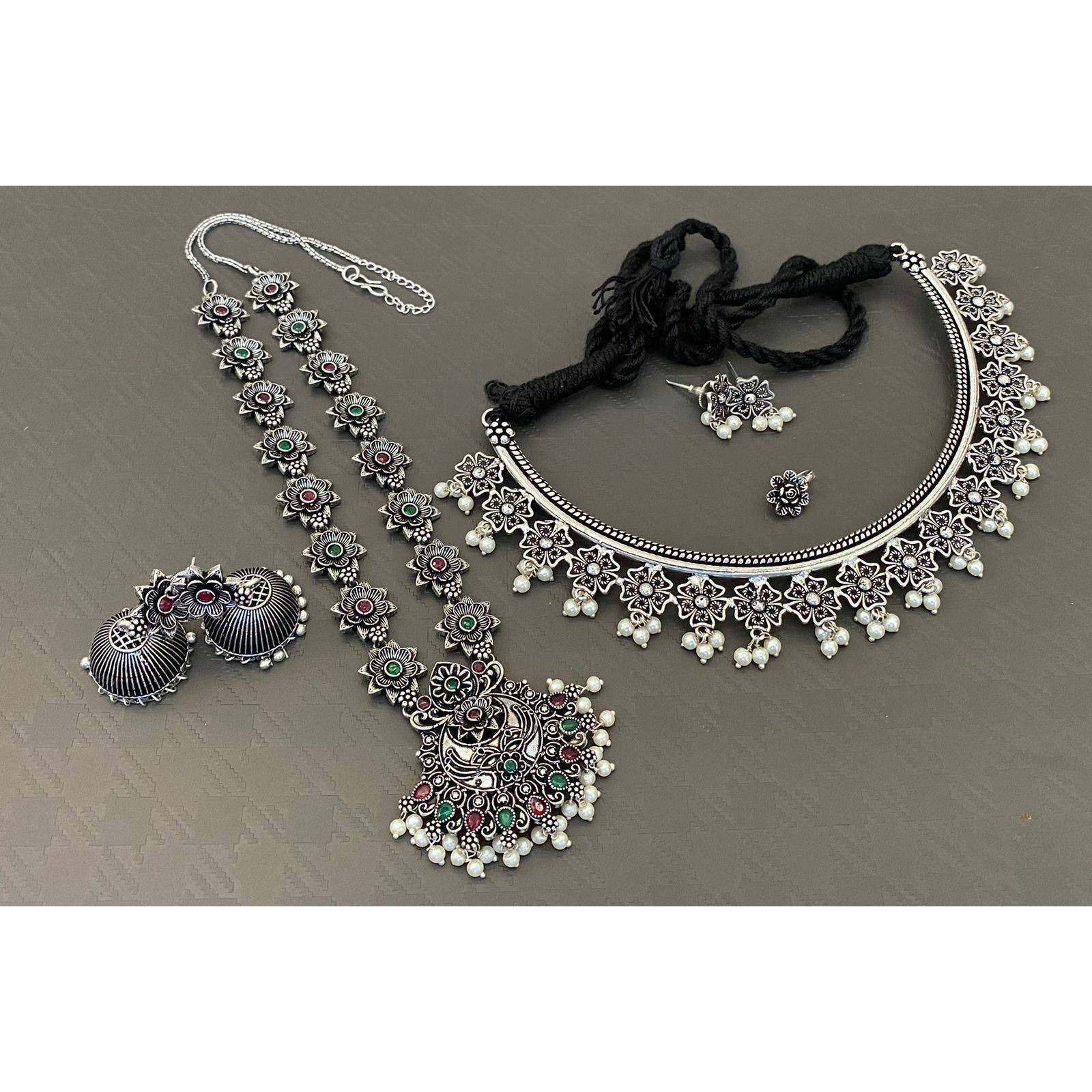 Are you a big fan of boho and tribal-inspired oxidized jewelry Then this set can be your match made in heaven. Studded with beautiful little tribal-themed mirrors and adorned with cute little ghungroos, this set of Indian oxidized jewelry comprises an elegant necklace, a pair of matching earrings, and beautiful oxidized bracelets. The jewelry comes with an extra plating of silver for longer sustainability. It can be a great gift for your loved ones. You need to ensure that you store it in an ai