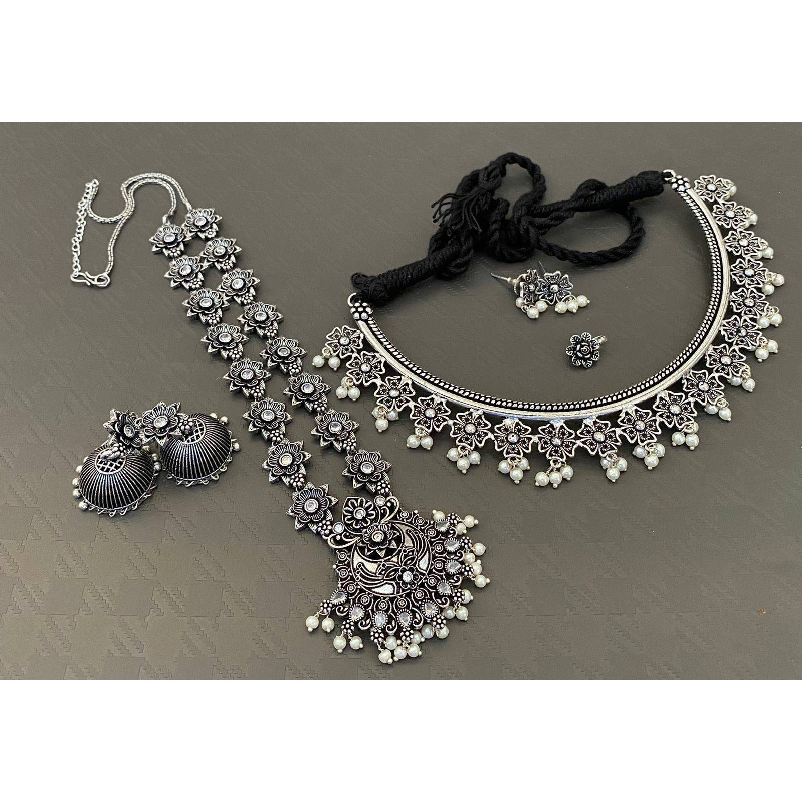 Are you a big fan of boho and tribal-inspired oxidized jewelry Then this set can be your match made in heaven. Studded with beautiful little tribal-themed mirrors and adorned with cute little ghungroos, this set of Indian oxidized jewelry comprises an elegant necklace, a pair of matching earrings, and beautiful oxidized bracelets. The jewelry comes with an extra plating of silver for longer sustainability. It can be a great gift for your loved ones. You need to ensure that you store it in an ai