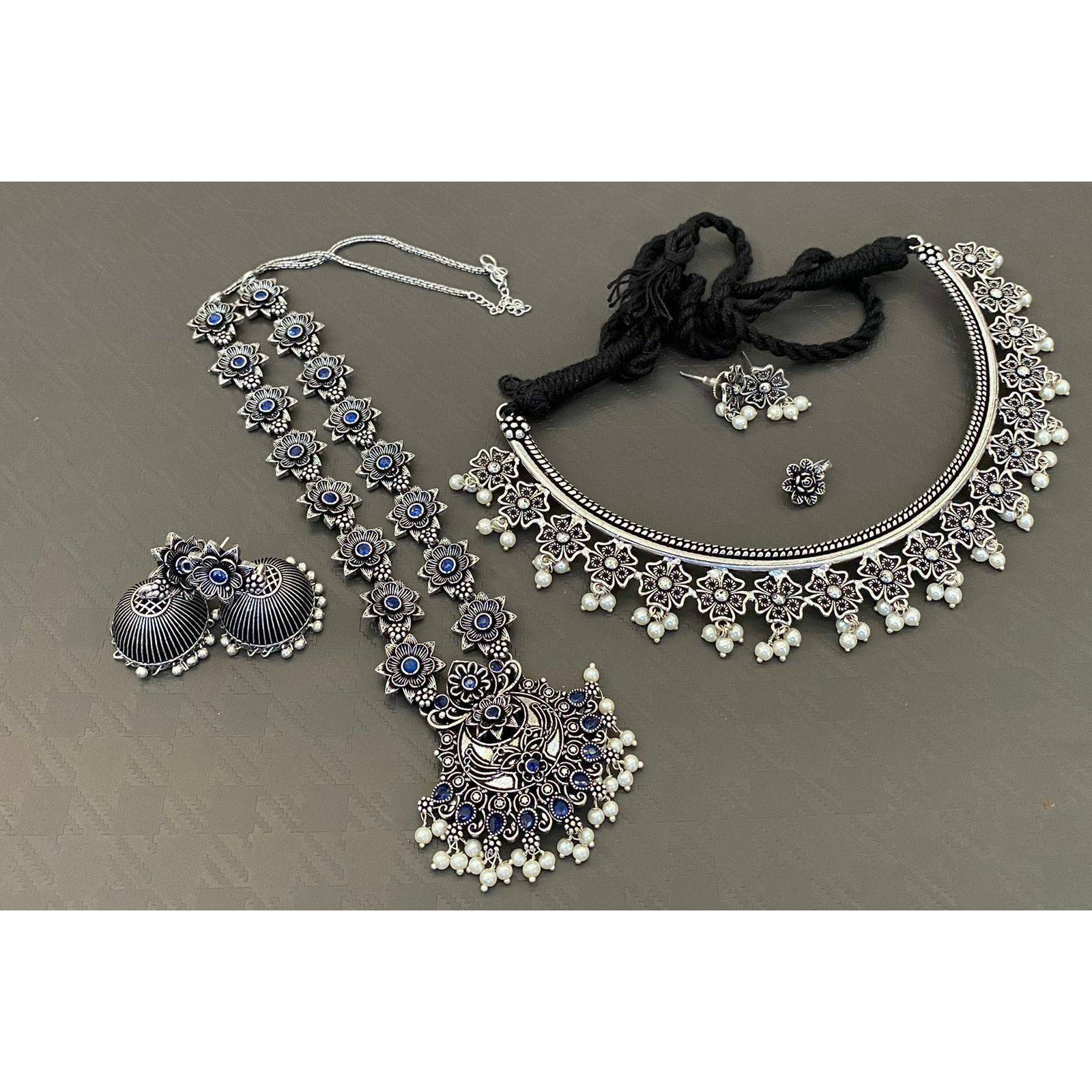 Are you a big fan of boho and tribal-inspired oxidized jewelry Then this set can be your match made in heaven. Studded with beautiful little tribal-themed mirrors and adorned with cute little ghungroos, this set of Indian oxidized jewelry comprises an elegant necklace, a pair of matching earrings, and beautiful oxidized bracelets. The jewelry comes with an extra plating of silver for longer sustainability. It can be a great gift for your loved ones. You need to ensure that you store it in an ai