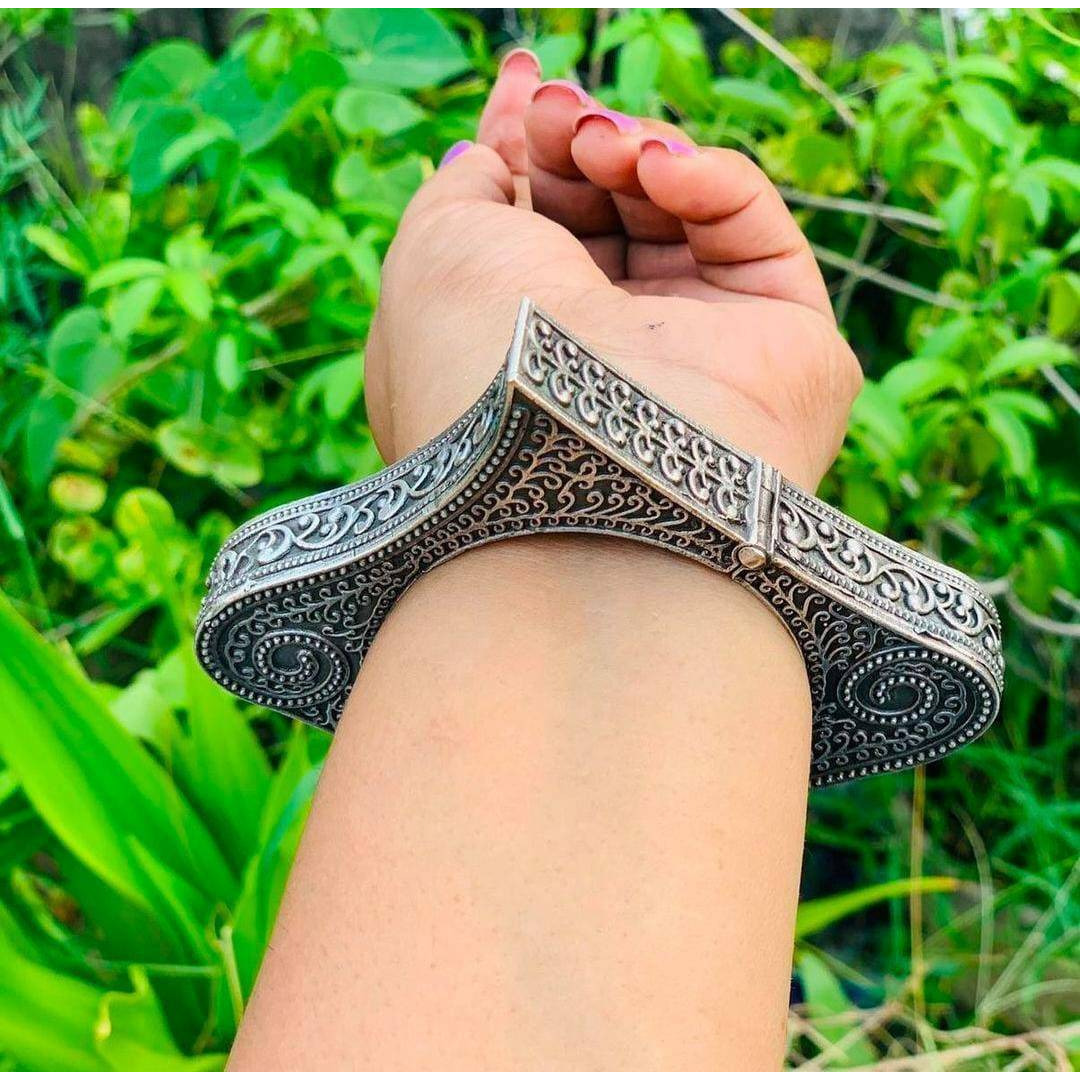 Indian oxidised bangles.Bringing you a one-of-a-kind bangle bracelet kada that celebrates geometric design in a unique way. It is crafted in german silver featuring repeating spoke patterns that will be a valuable addition to your jewel box. Playful and elegant, this bangle will be your favorite accessory for every time to dress up