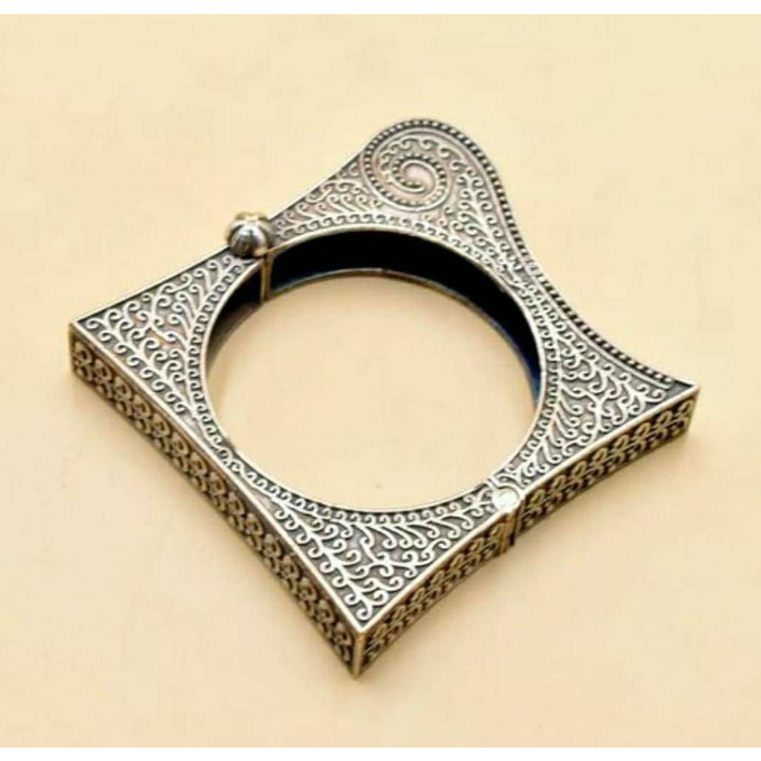 Indian oxidised bangles.Bringing you a one-of-a-kind bangle bracelet kada that celebrates geometric design in a unique way. It is crafted in german silver featuring repeating spoke patterns that will be a valuable addition to your jewel box. Playful and elegant, this bangle will be your favorite accessory for every time to dress up