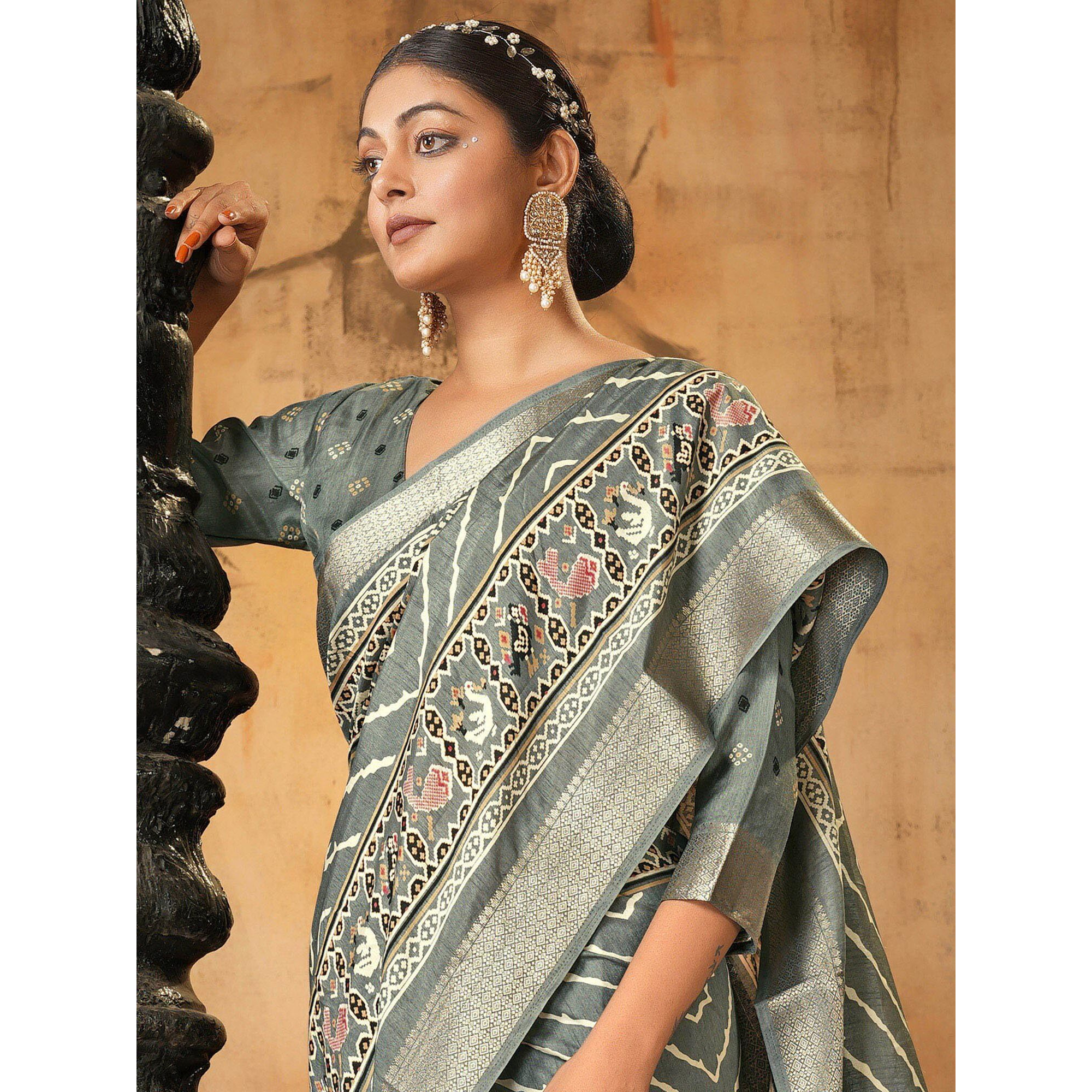 AKHILAM Womens Grey Printed Dola Silk Saree With Unstitched Blouse Piece