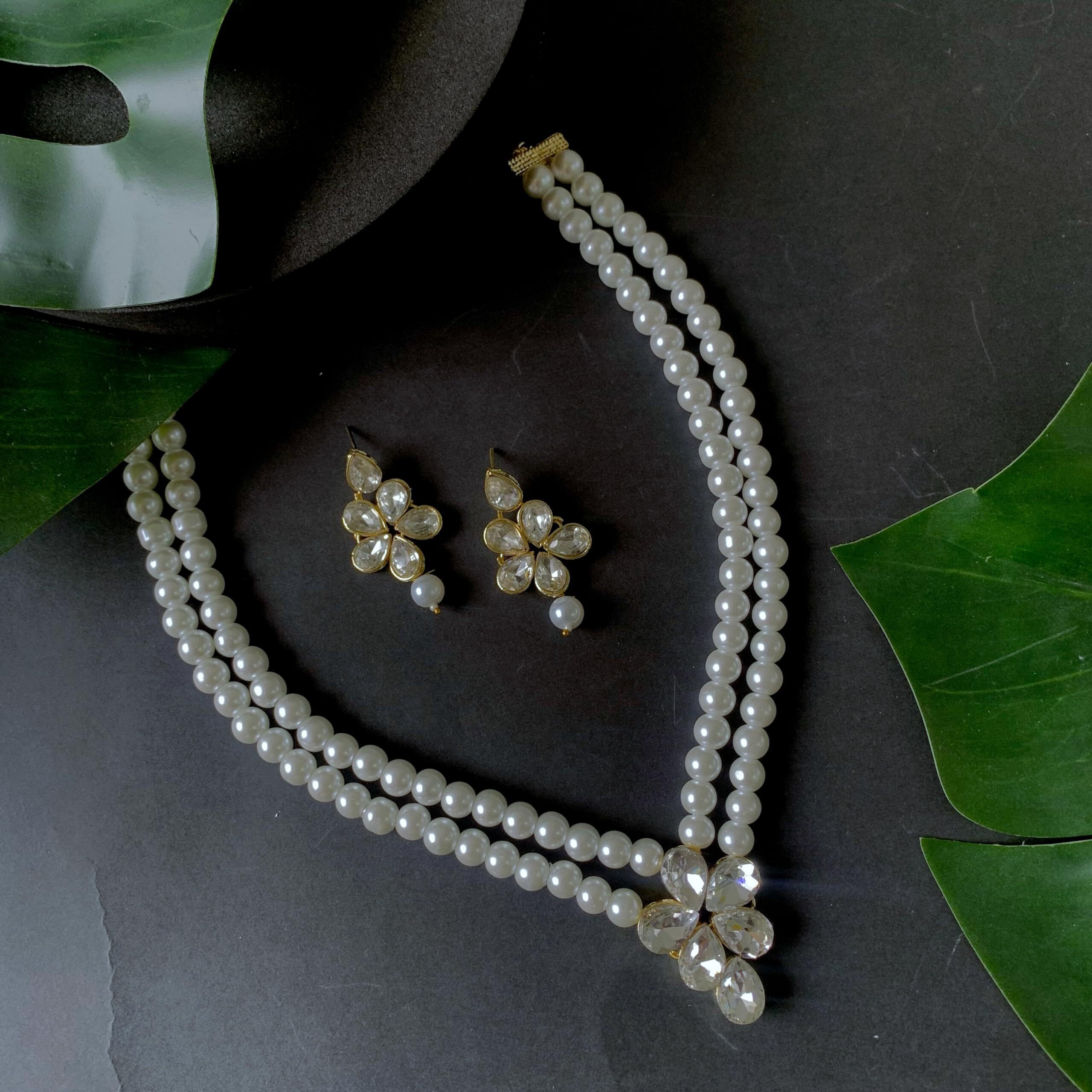 I Jewels 18k Gold Plated Traditional Kundan & Pearl Studded Necklace Jewellery Set For Women (ML311W)