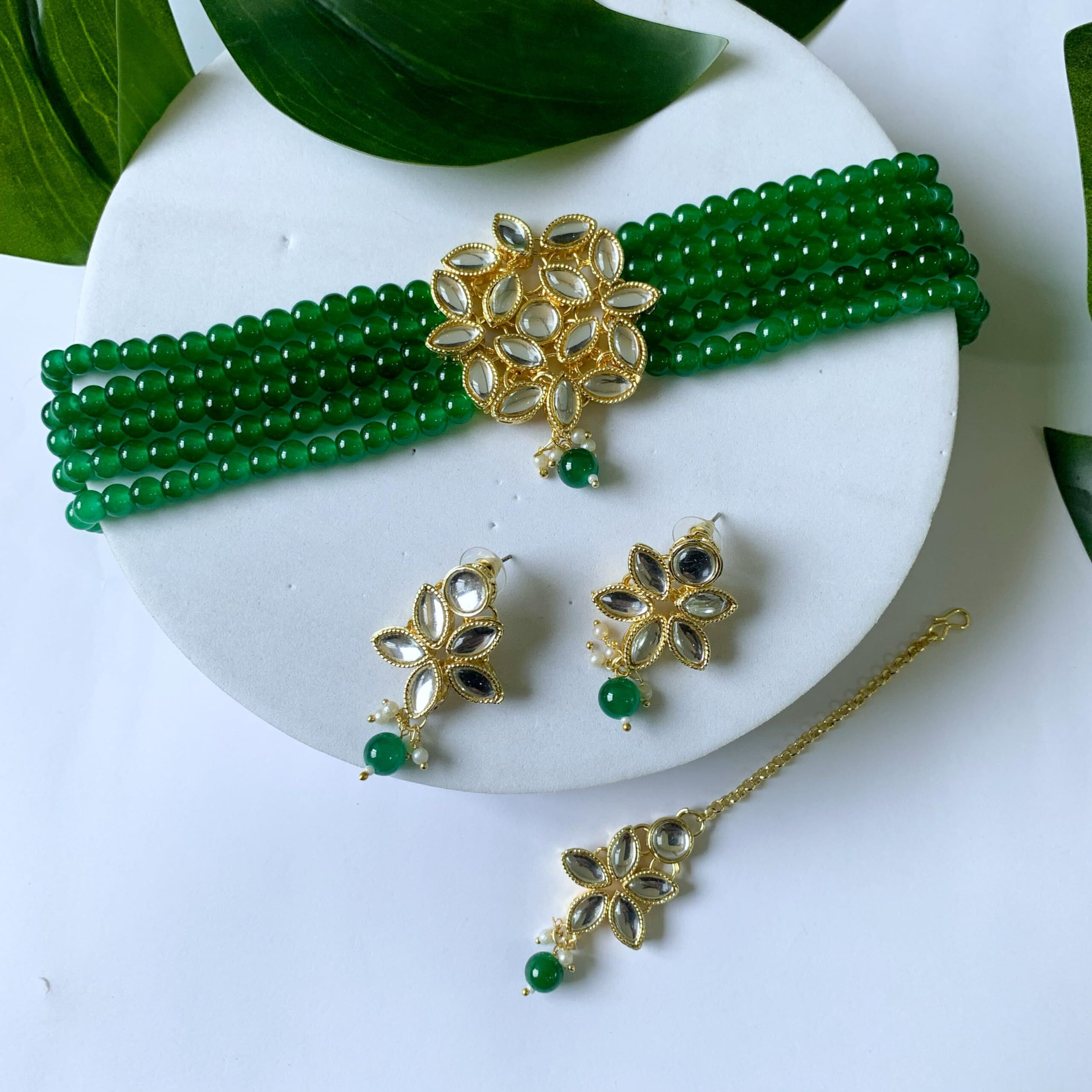I Jewels 18K Gold Plated Traditional Kundan with Beads Choker Necklace Jewellery Set & Maang Tikka for Women/Girls (ML262G)