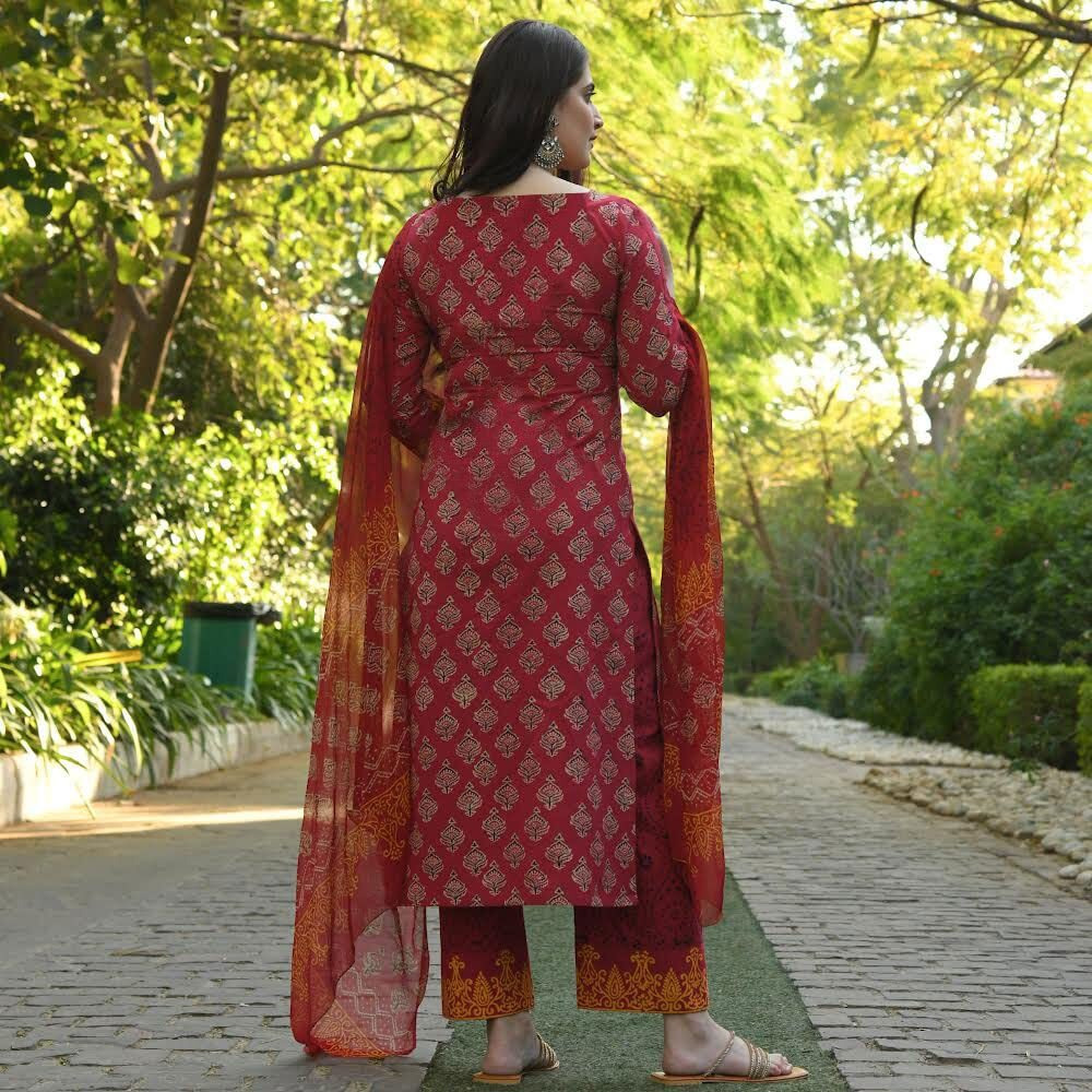 KLOSIA Women Printed Kurta and Pant Set with Dupatta (Large) Maroon