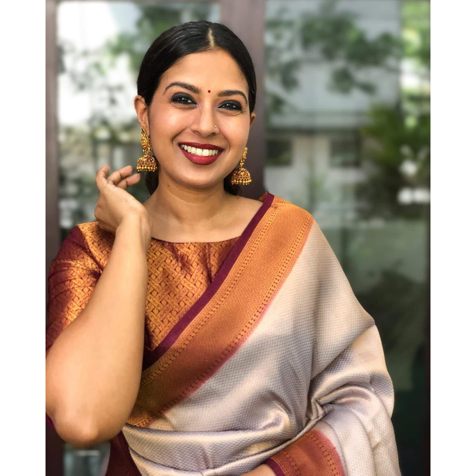 Flosive Women's Present Banarasi Soft Lichi Silk Saree Beautiful Jacquard Rich Pallu Design Work Zari Woven Kanjivaram Silk Style Saree With Soft Lichi Silk Blouse Piece (D Grey)