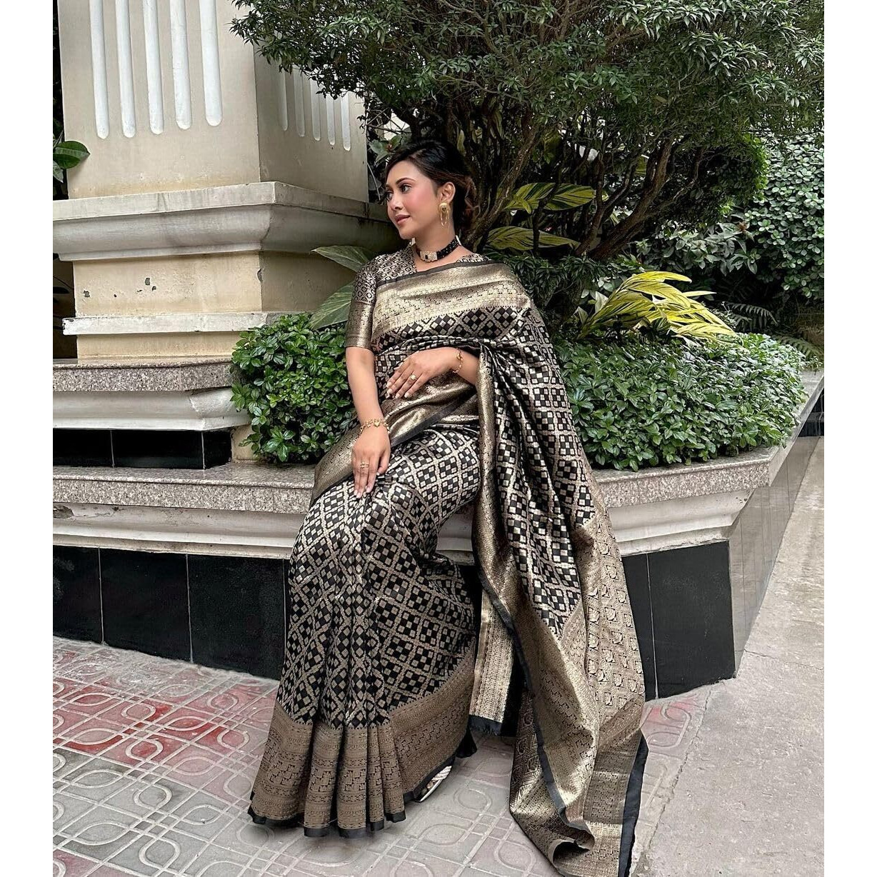 Flosive Women's Black Color Soft Kangivaram Silk Saree With Zari Weaving With Blouse