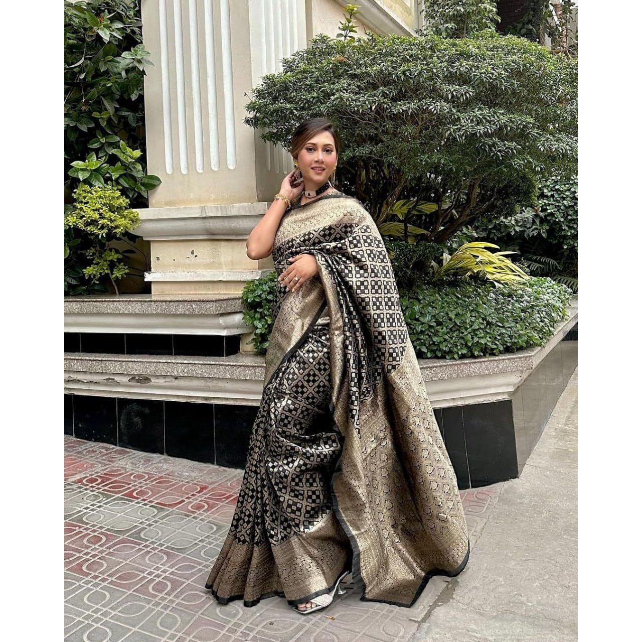 Flosive Women's Black Color Soft Kangivaram Silk Saree With Zari Weaving With Blouse