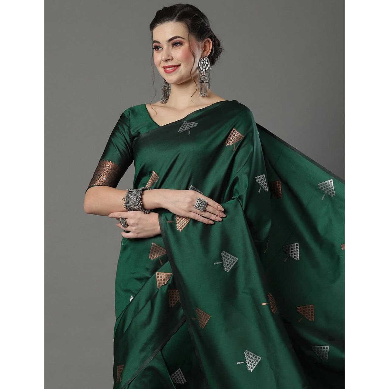 Flosive Woven Beautiful Mix Color Kanjivaram Silk Saree With Zari Weaving (GREEN)