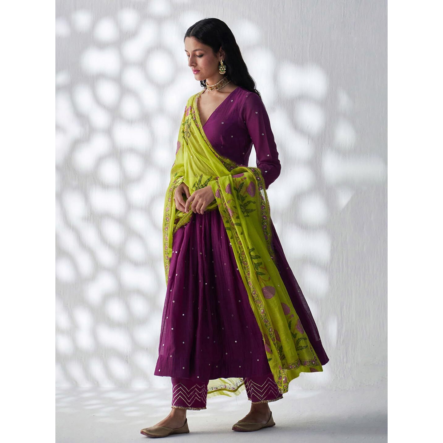 SheWill Women's Wine Purple Table Print V Neck Anarkali Silk Blend Kurta Set with Trousers & Organza Dupatta