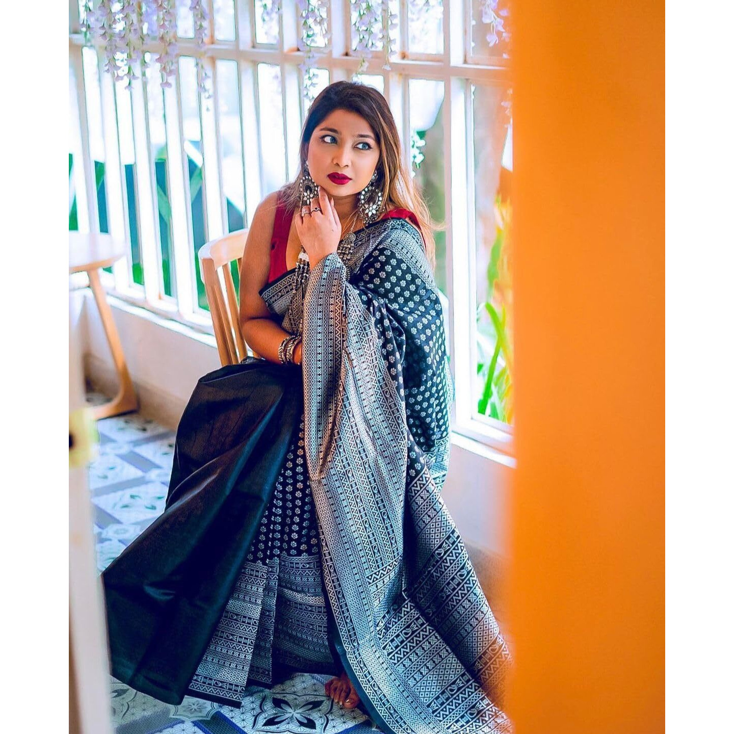 Flosive Women's Kanjivaram Silk Saree With Beautiful Blouse With Zari Border (BLACK)