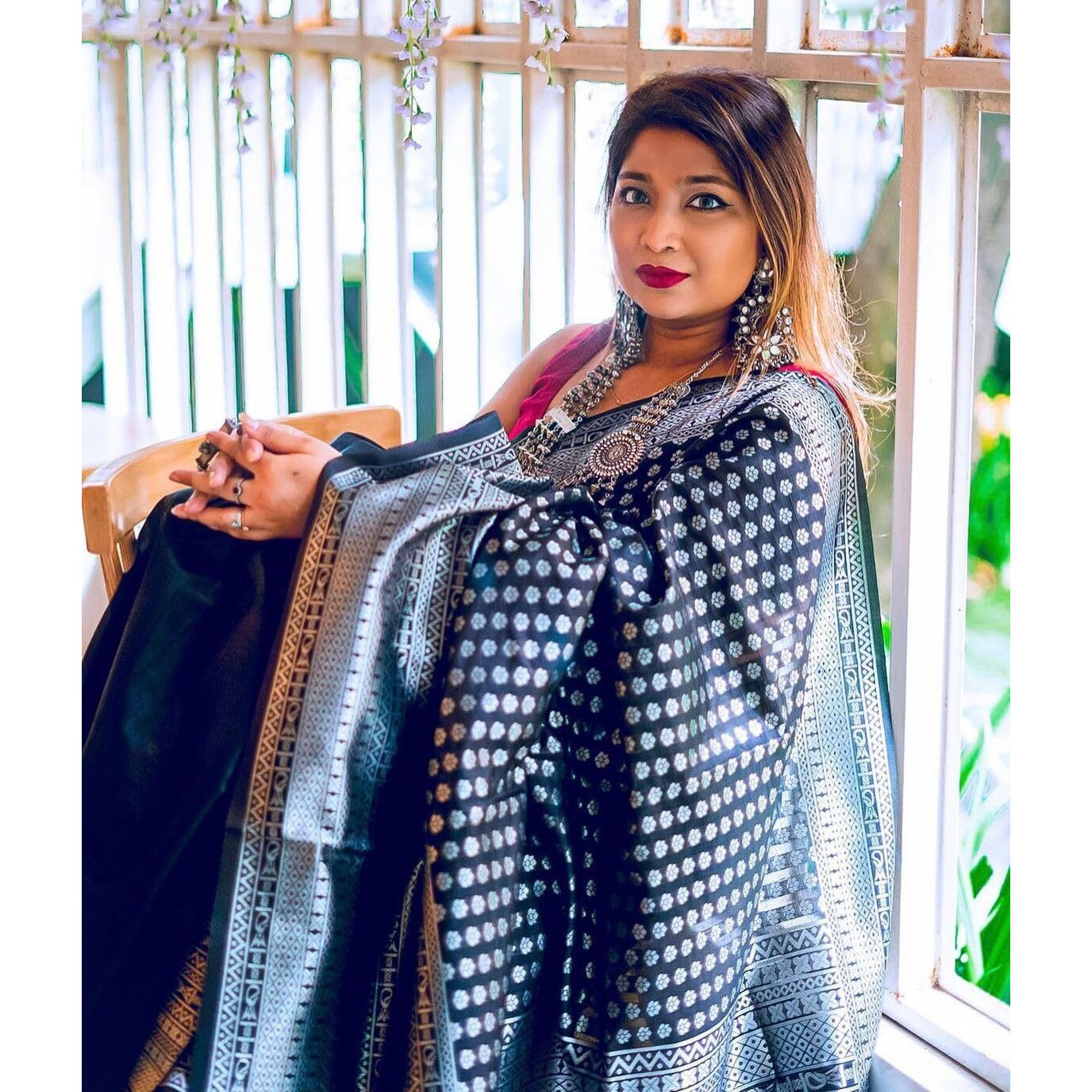 Flosive Women's Kanjivaram Silk Saree With Beautiful Blouse With Zari Border (BLACK)