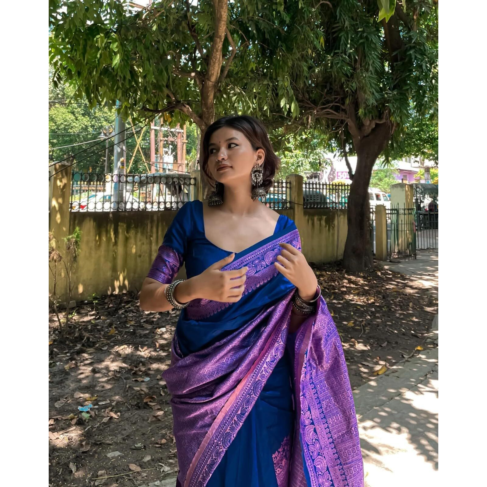 Flosive Women's Kanjivaram Silk Saree With Beautiful Blouse With Zari Border (NAVY BLUE)