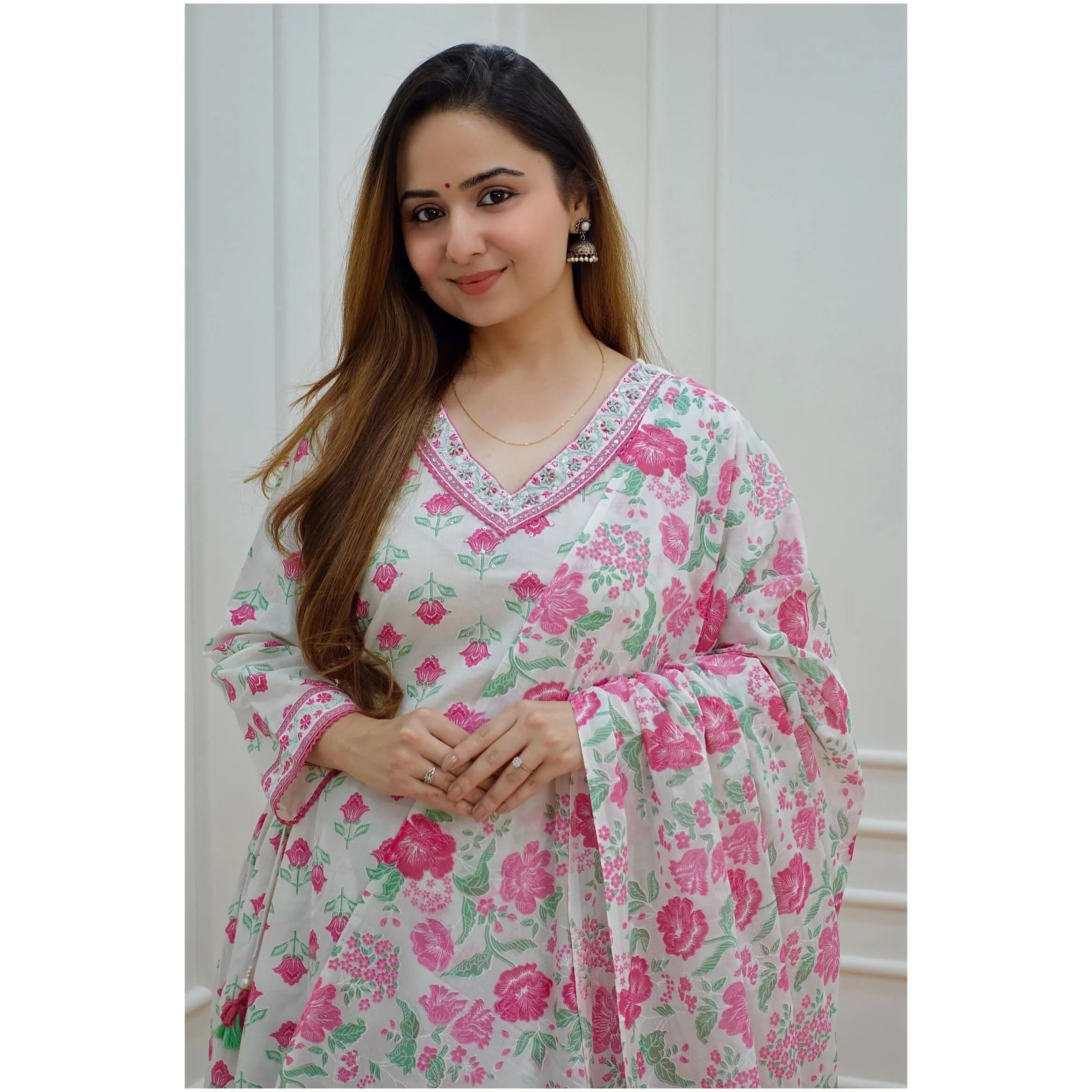 KLOSIA Women Block Printed Kurta and Pant Suit with Dupatta Set (Small) White