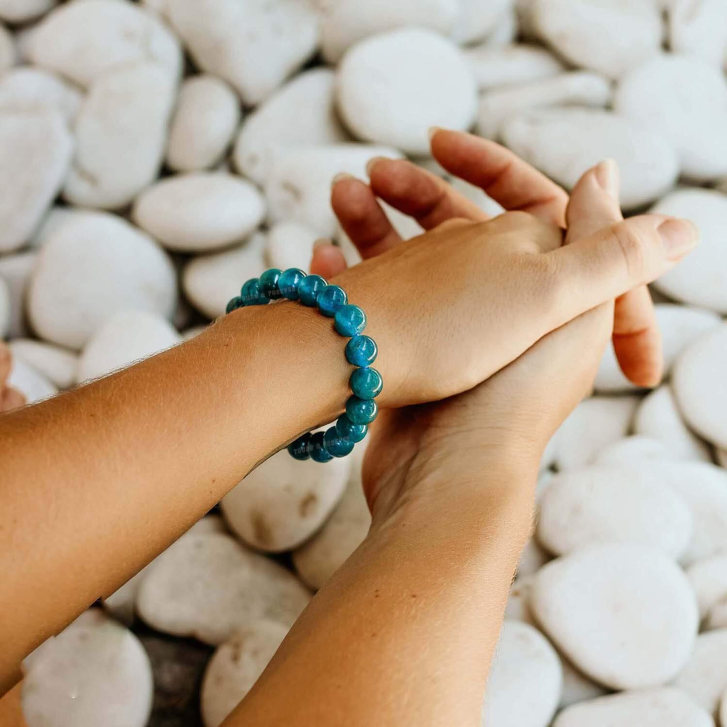 Young & Forever Gift Certified Reiki Crystal Semi Precious Gemstone Apatite Bracelet Calm Energy Healing Stone Stretch Bracelet for Men and Women