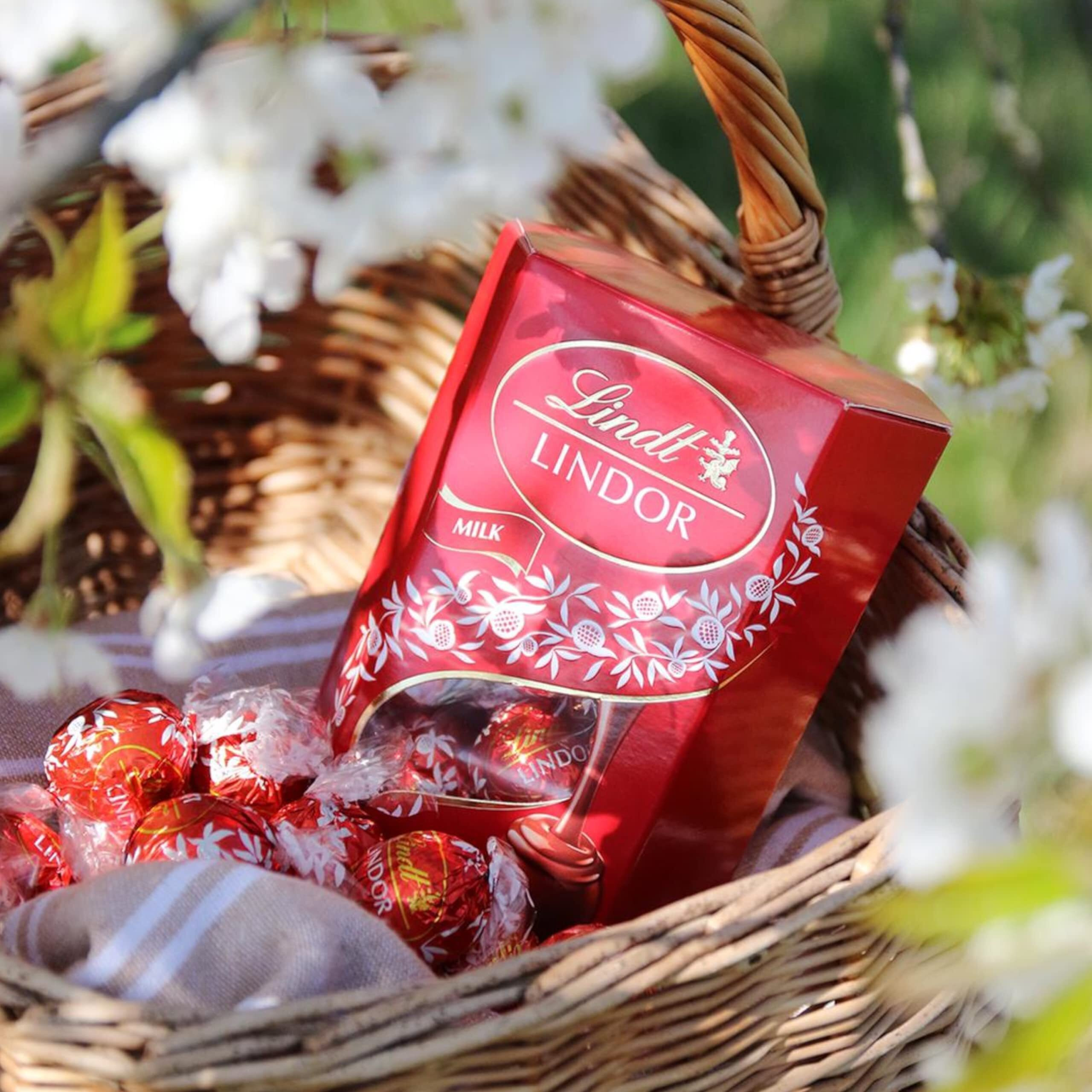 Lindt Lindor Milk Chocolates Box 137.5 Gm Gift - Chocolate Balls With A Smooth Melting Filling