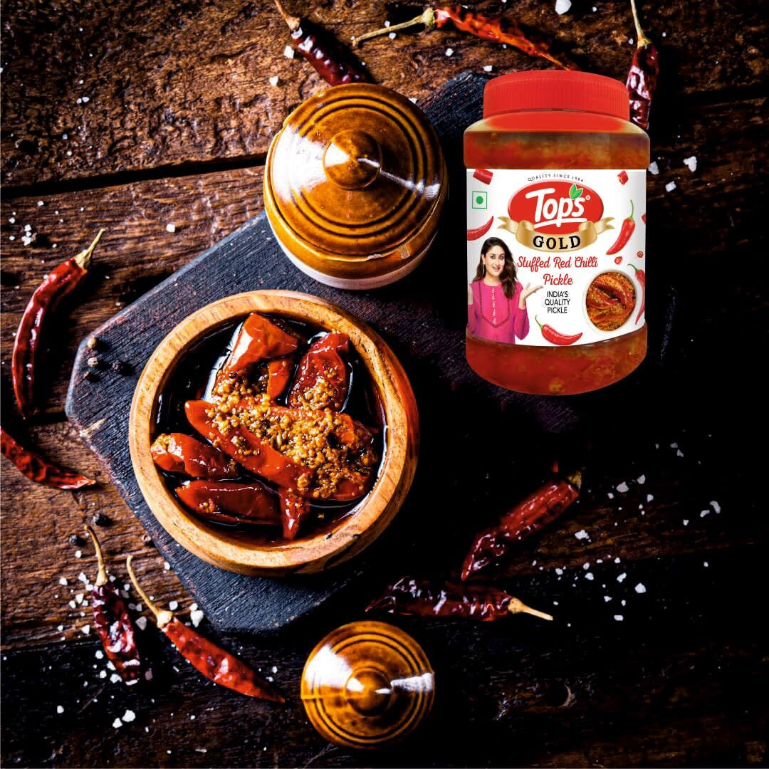 TOPS Gold Pickle Stuffed Red Chilli - 900 gm | Perfect blend of spicy red chillies blended in mustard oil