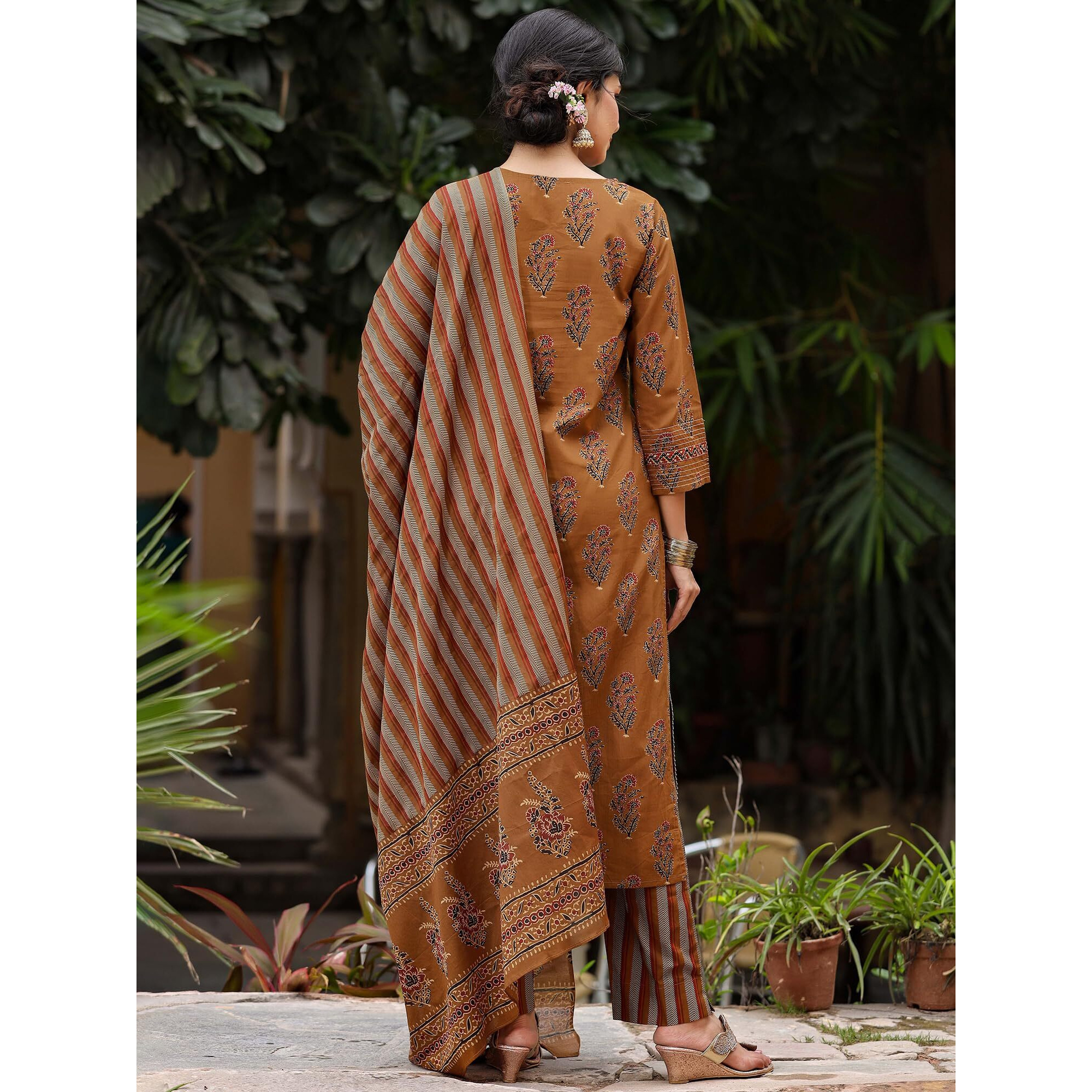 Vaamsi Women's Floral Printed Straight Kurta Pant With Dupatta Set (Vkskd1242_Brown_S)