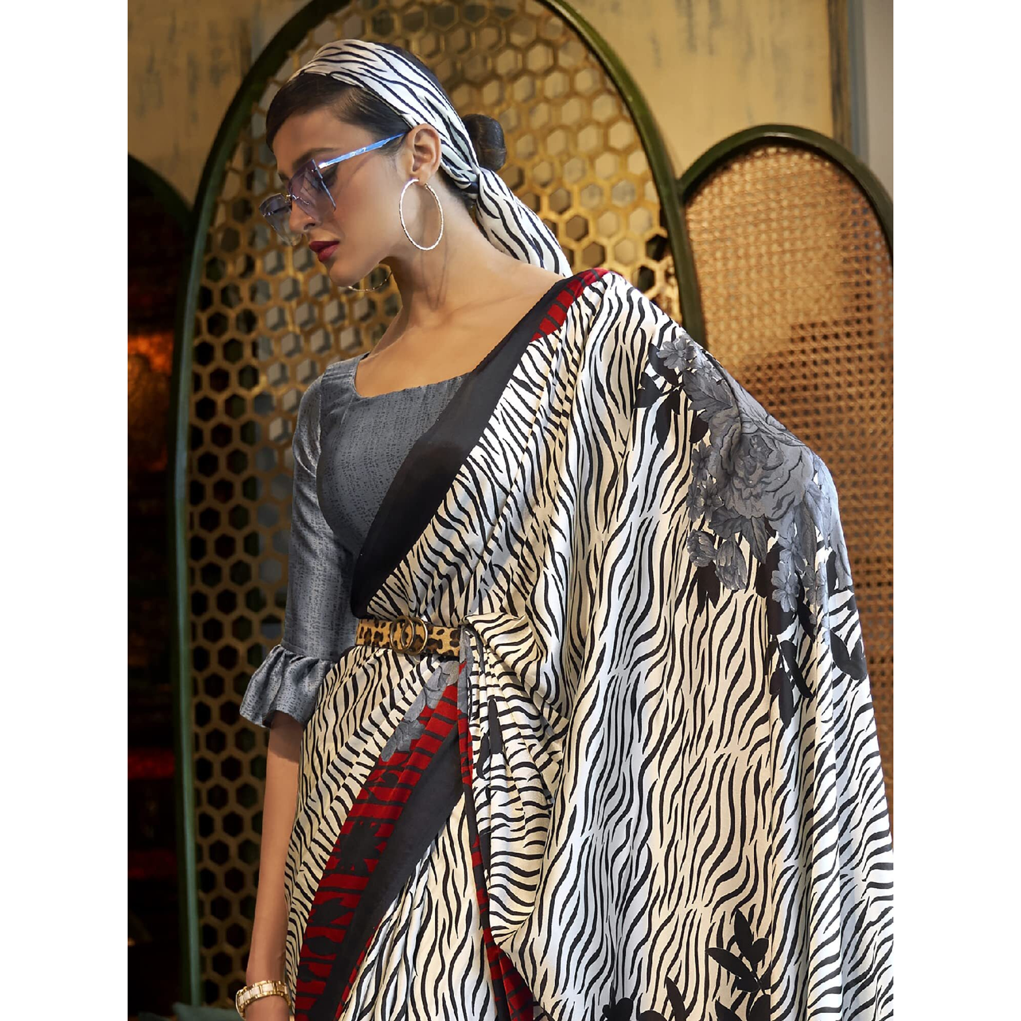 AKHILAM Womens Animal Print Crepe Printed Saree With Unstitched Blouse Piece (Off White_KLZE246016_RJ)
