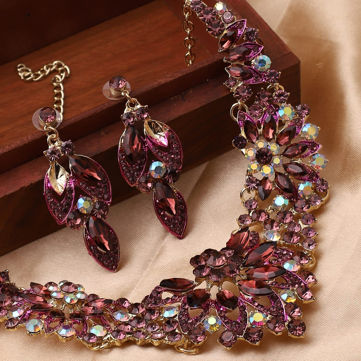 SOHI Gold stones Crystal Necklace Set | Gold Plated jewellery set for women and girls | Necklace and Earrings set | contemporary jewellery| Gold stone jewellery | Indo-western Fashion jewellery