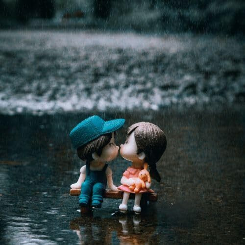 Go Hooked Couple Figurines Kiss Dolls Sitting Seat Landscape Romantic Couple Figurines For Cake Decoration|Home Decor Miniatures| Birthday Gifts |Valentine's Day Gifts