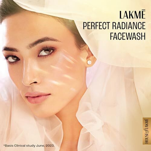 Lakm Perfect Radiance Brightening Facewash With 98% Pure Niacinamide Complex | For Glowing Skin With Glycerin | Known To Reduce Pigmentation | 100Gm