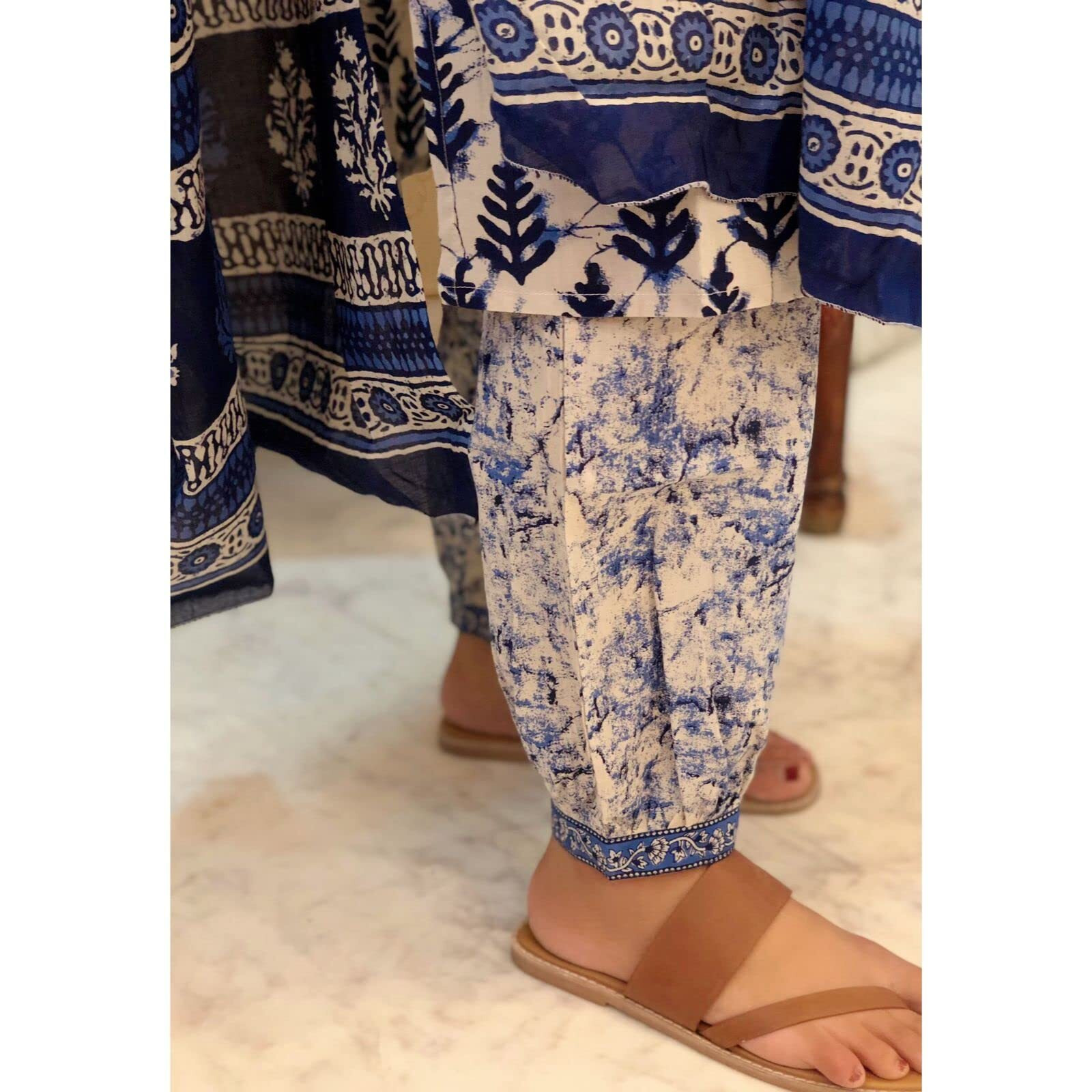 KLOSIA Women Block Printed Kurta and Pant Set with Dupatta (Small) Grey