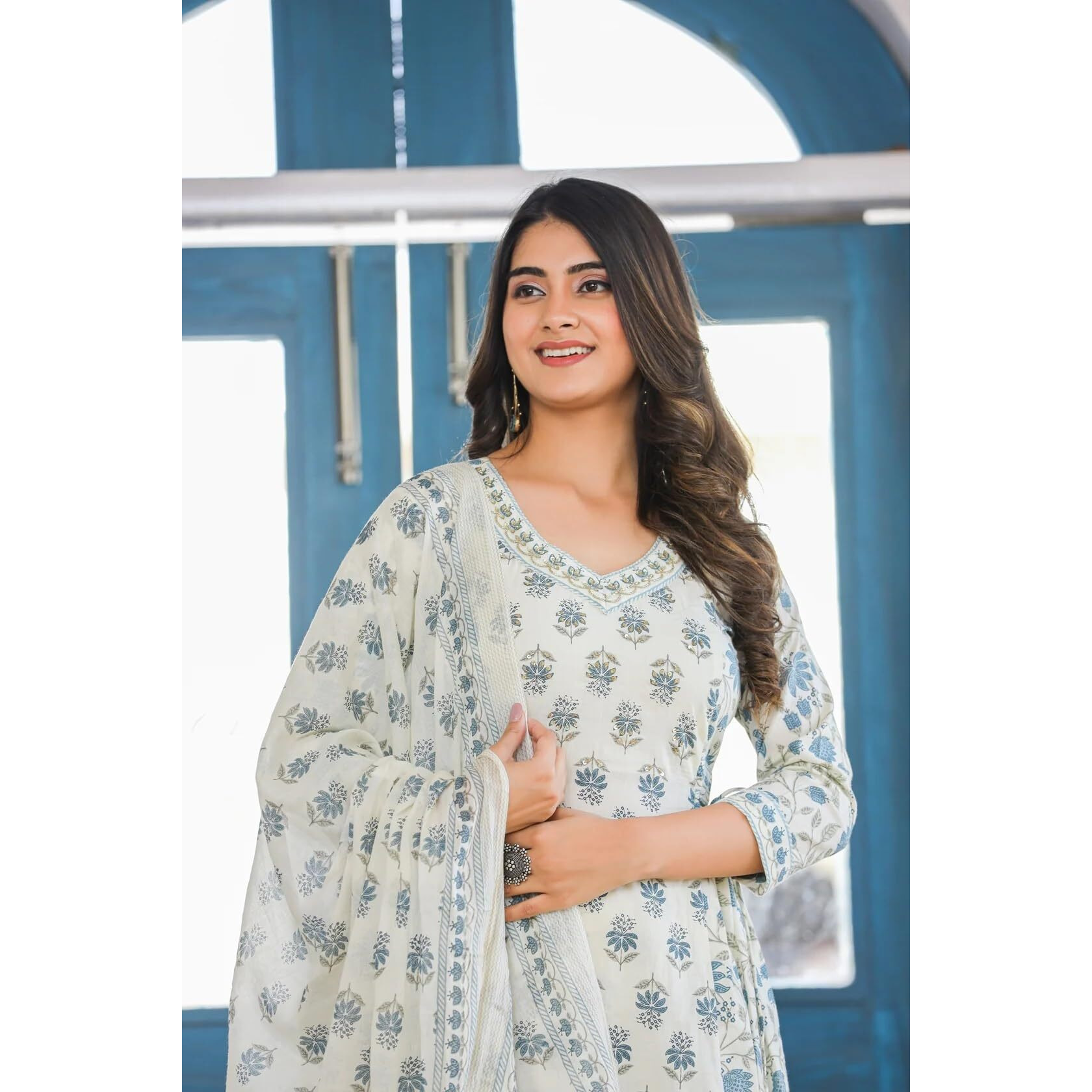 KLOSIA Women Block Printed Kurta and Pant Suit with Dupatta (Medium) White