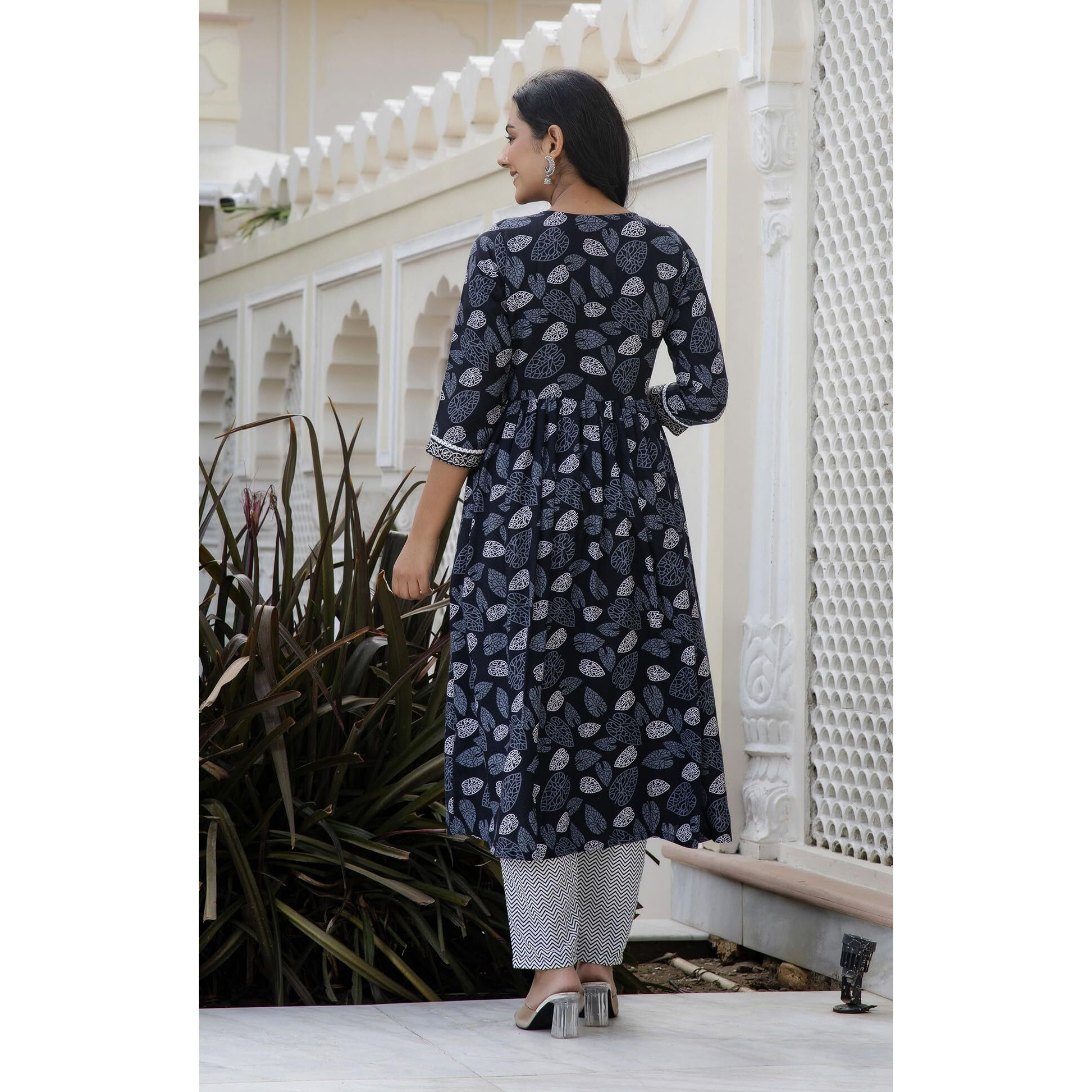 KLOSIA Women Black Printed Kurta and Pant Set with Dupatta (Small)