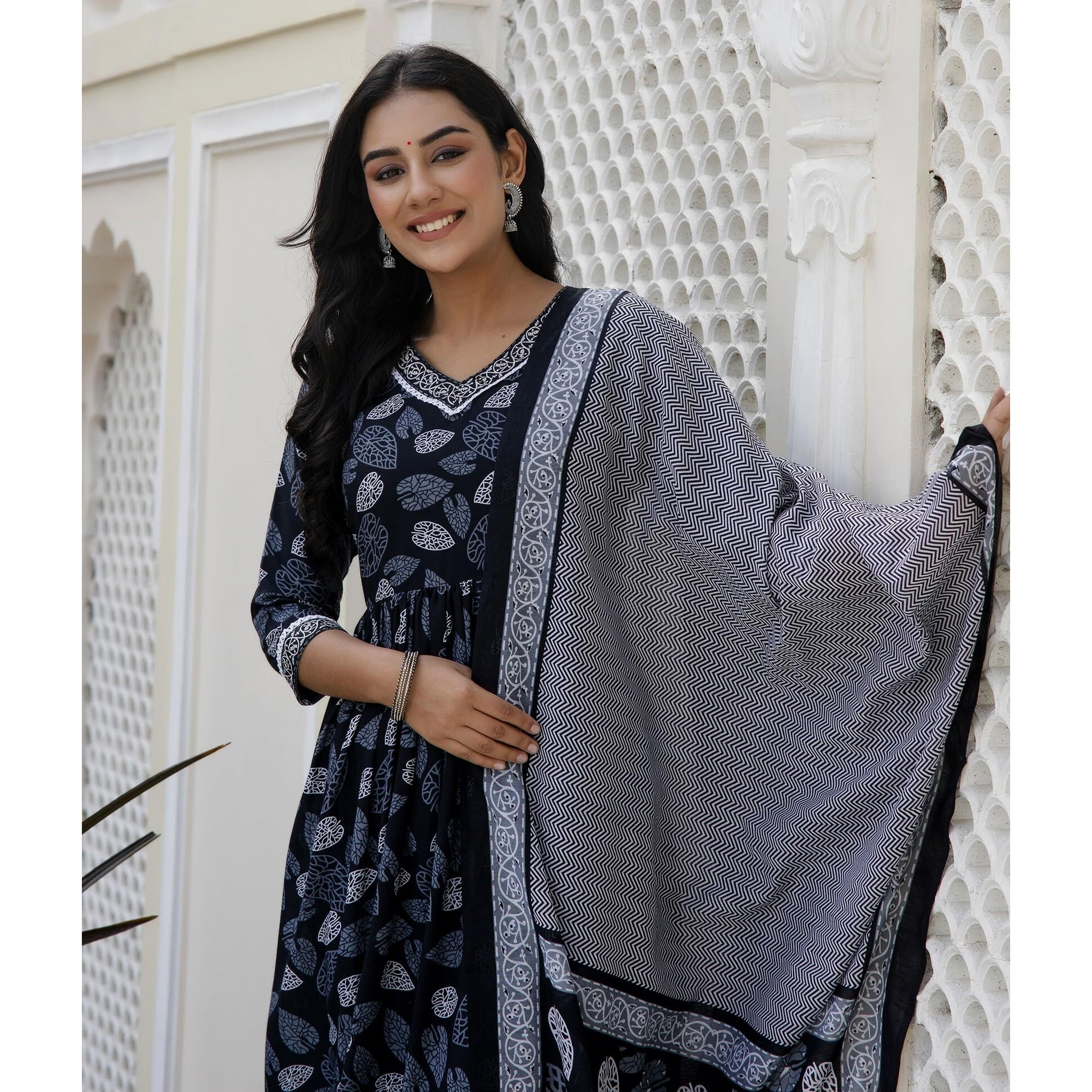 KLOSIA Women Black Printed Kurta and Pant Set with Dupatta (Small)