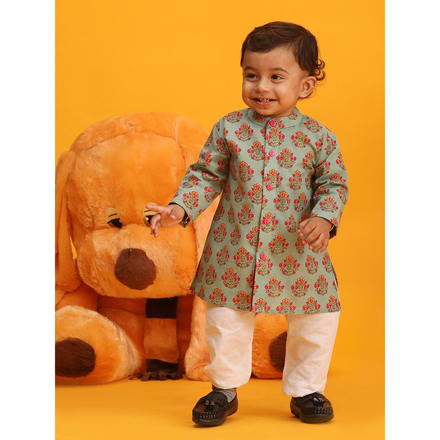 VASTRAMAY Infant Boys Green And Pink Cotton Blend Kurta Pyjama Set_VSHISBK191GNnPWH_18