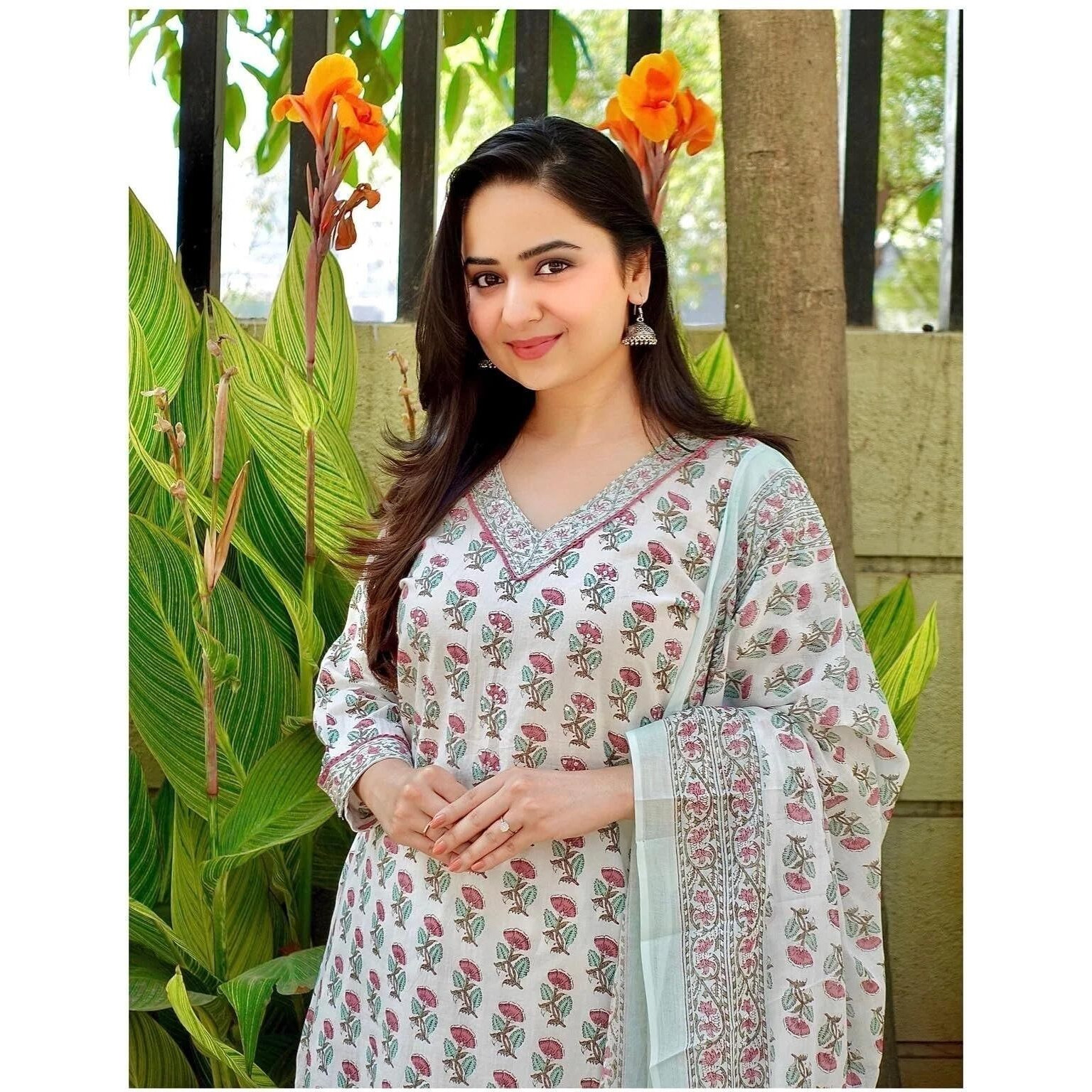 KLOSIA Women Printed Kurta and Pant Set with Dupatta (Medium) White