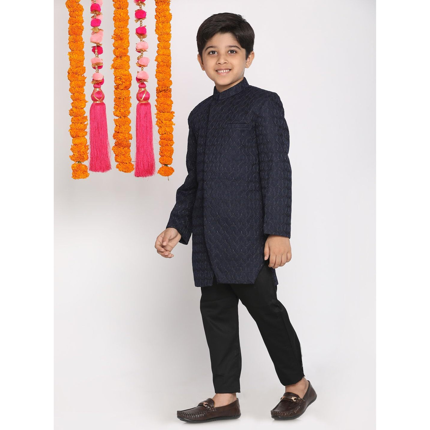 VASTRAMAY Boys' Navy Blue And Black Glitter Textured Indowestern Set_VASBIW030nPANT002BL_32