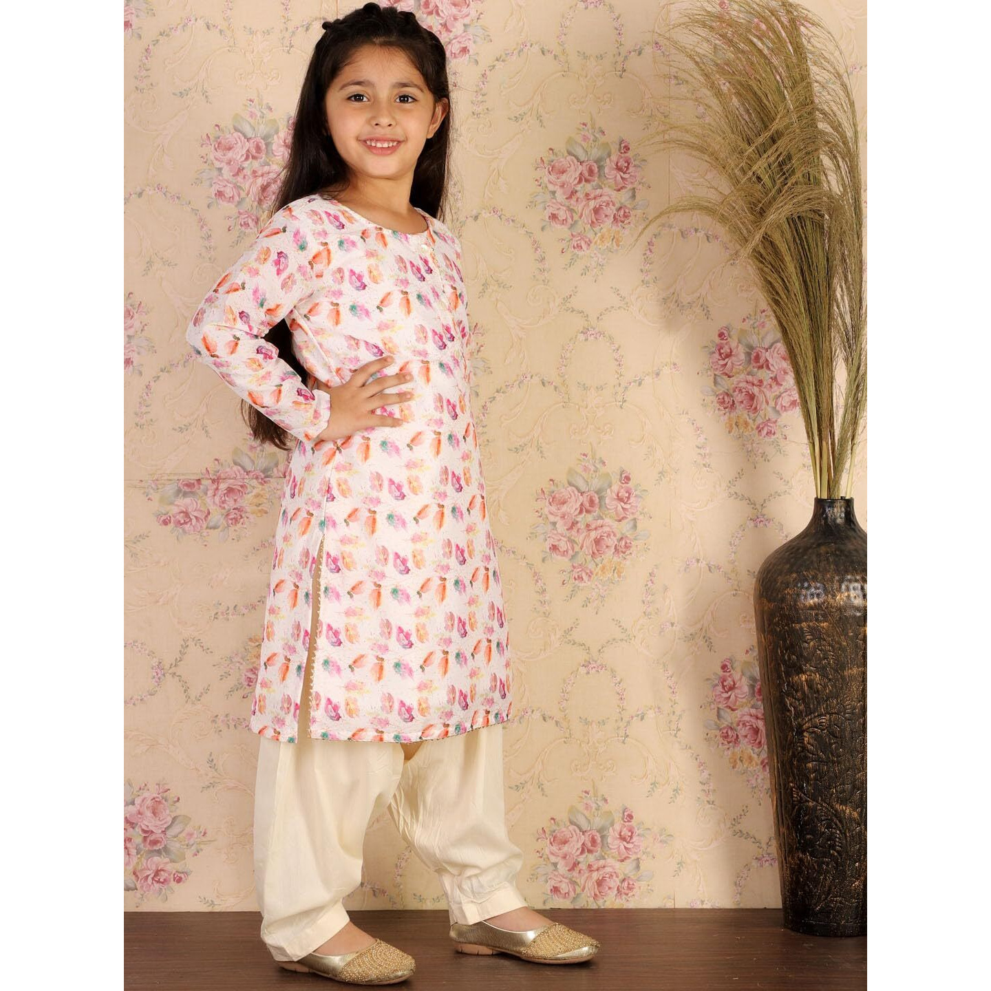 VASTRAMAY Girls' Multicolor-Base-White Kurta And Patiala Set || Cotton Linen Girls Abstract Printed Kurta And Patiala Pant set || Elegant For Holi & EID Celebration_VASGK089WHnPTYCR_34L