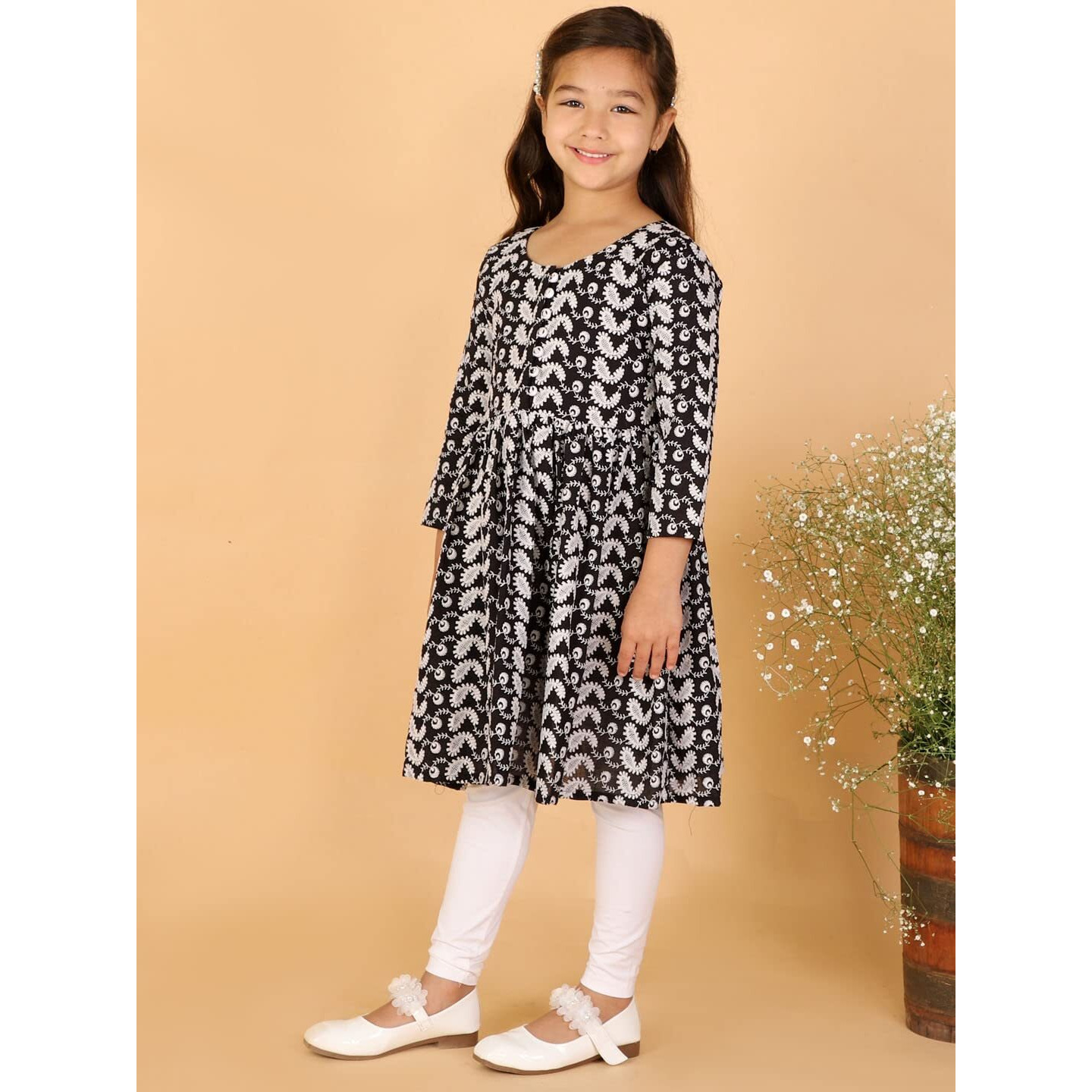VASTRAMAY Girls' Chikankari Cotton Kurta And Leggings Set_VASGK094BLnGL01WH_34