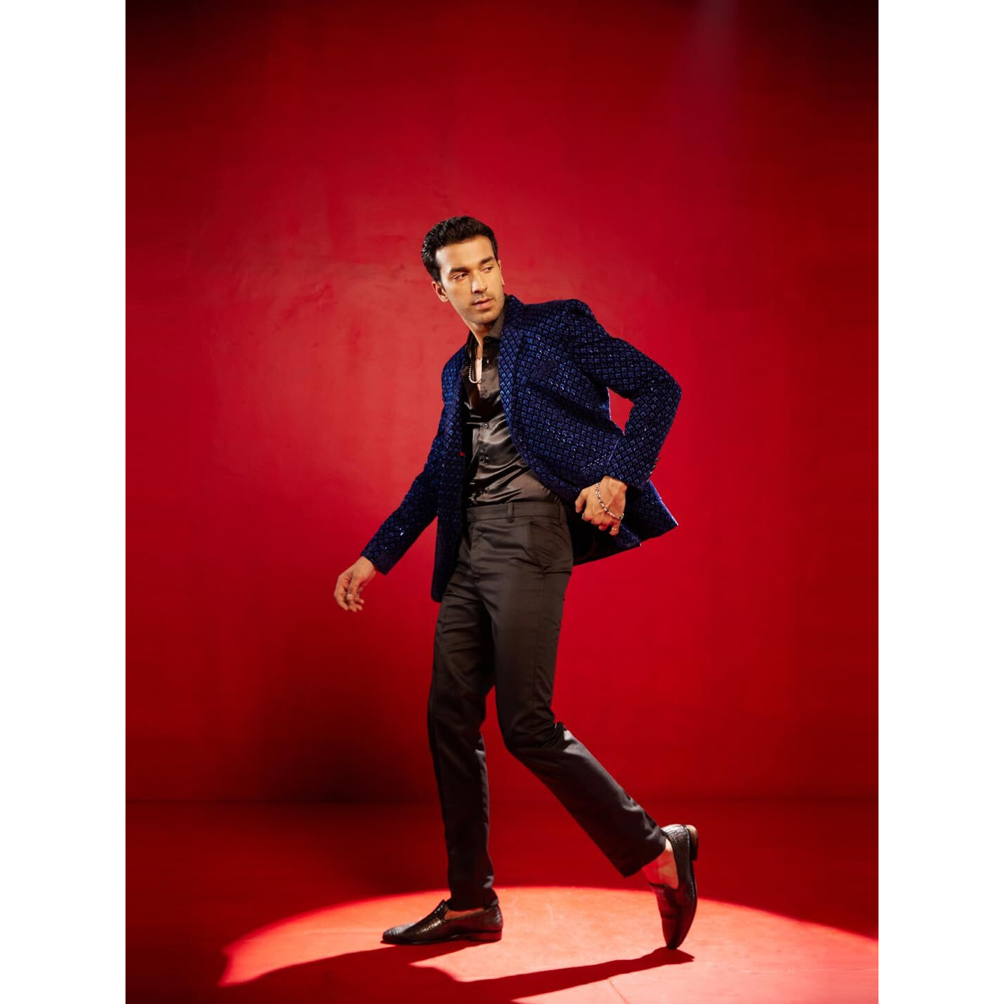 VASTRAMAY Men's Blue Velvet Blazer_VSHRMCT023BU_36