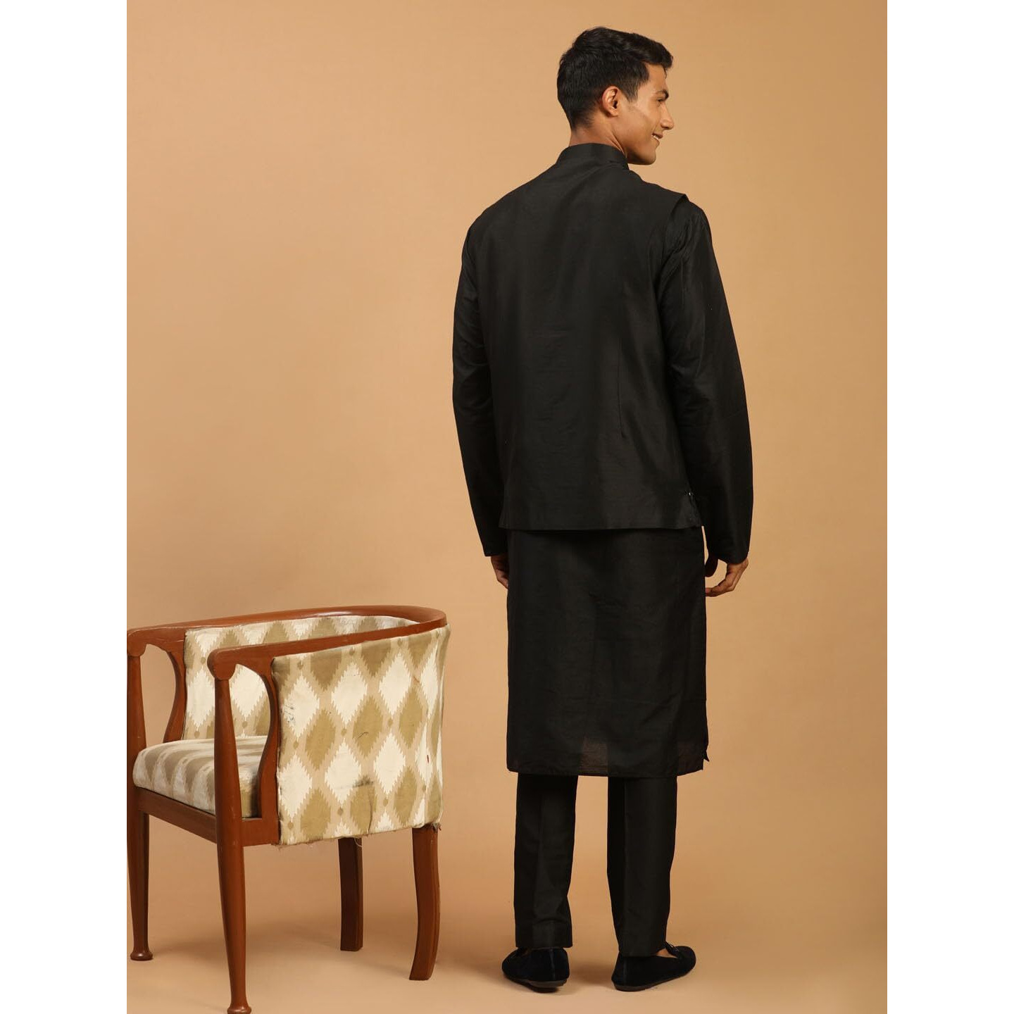 VASTRAMAY Men's Black Viscose Jacket, Kurta and Pyjama Set | Mirror Work Chevron Pattern Chic Jacket Kurta Pyjama And Dupatta set For Men