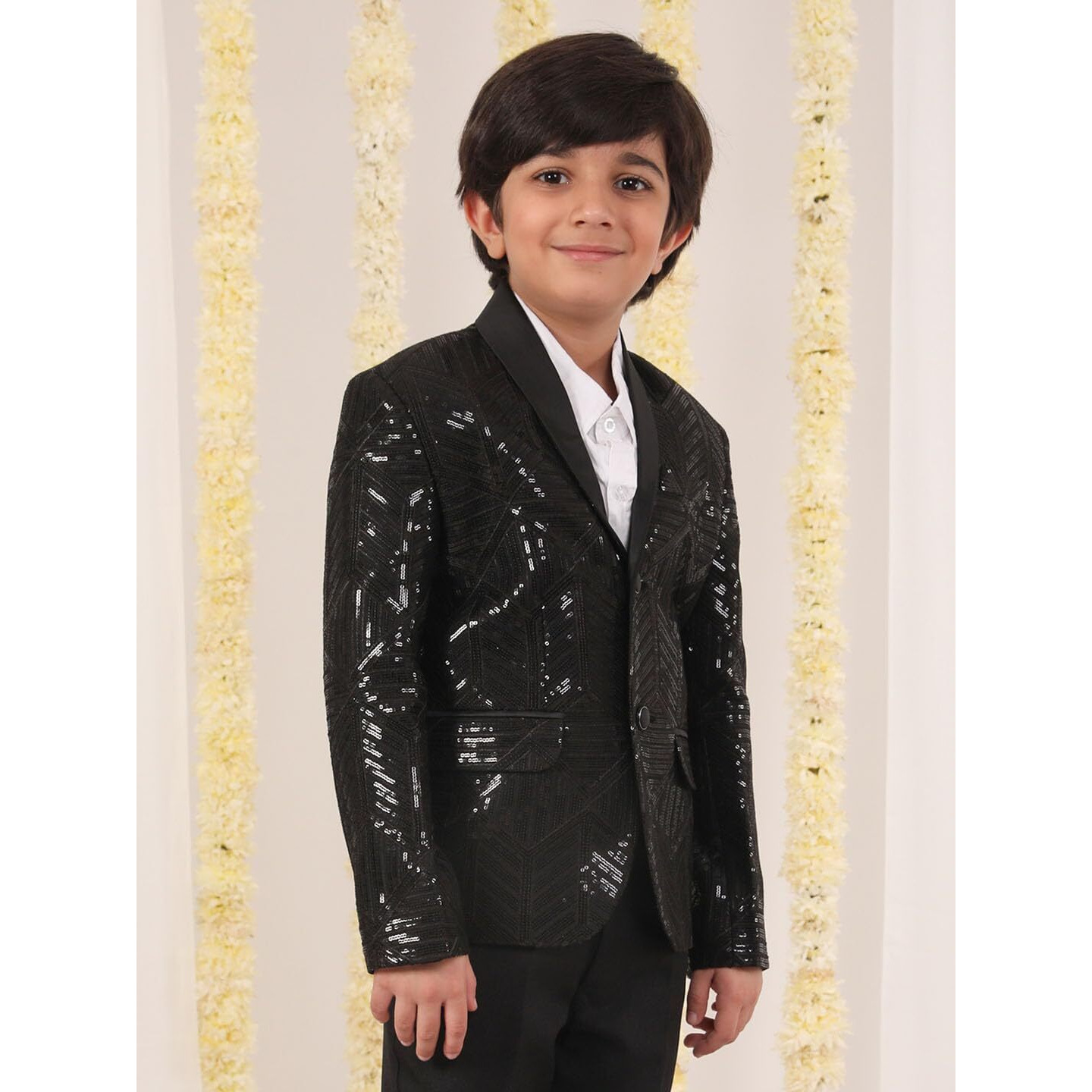 VASTRAMAY Boys' Black Blazer | Slim fit Blazer in Velvet Fabric, has a Shawl Collar, Long Sleeves, Single-Breasted with Button Closures_VASBCT018BL_20