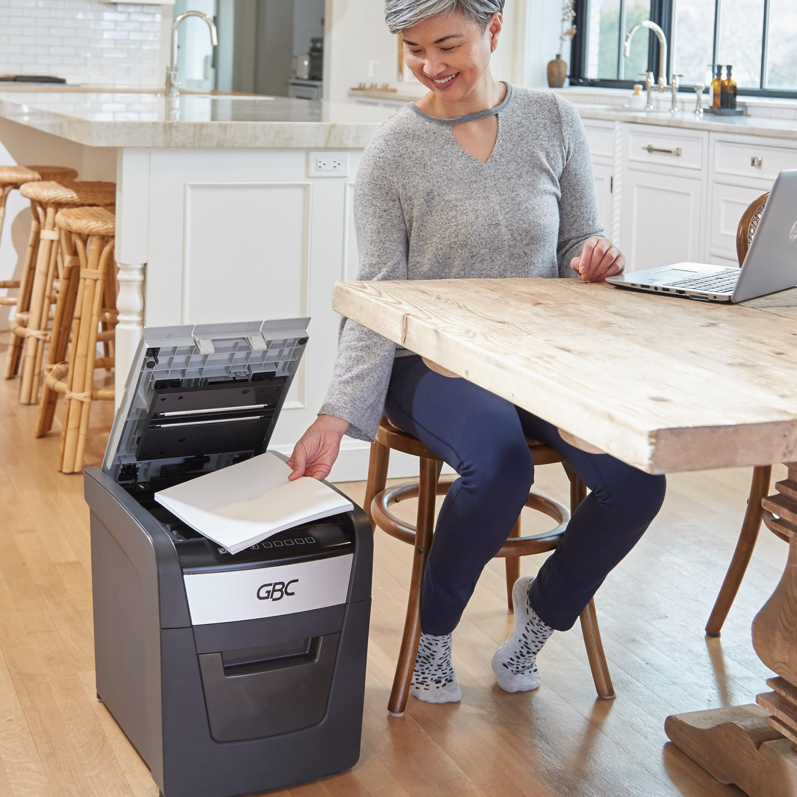 GBC ShredMaster AUTO+ 50X Auto Feed Paper/Credit Card Cross Cut Shredder with 50 Sheet Capacity and 20L Bin for shredding Sensitive documents 4 x 28mm Confetti Cut 2 Years Warranty