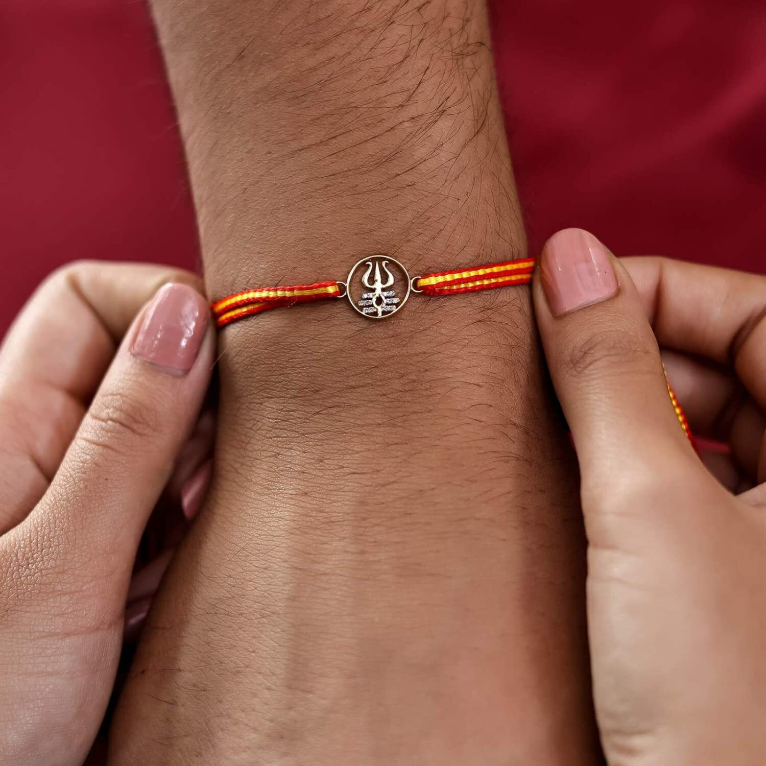 Kuberbox Shiva 18K Gold And Diamond Rakhi Bracelet For Brother