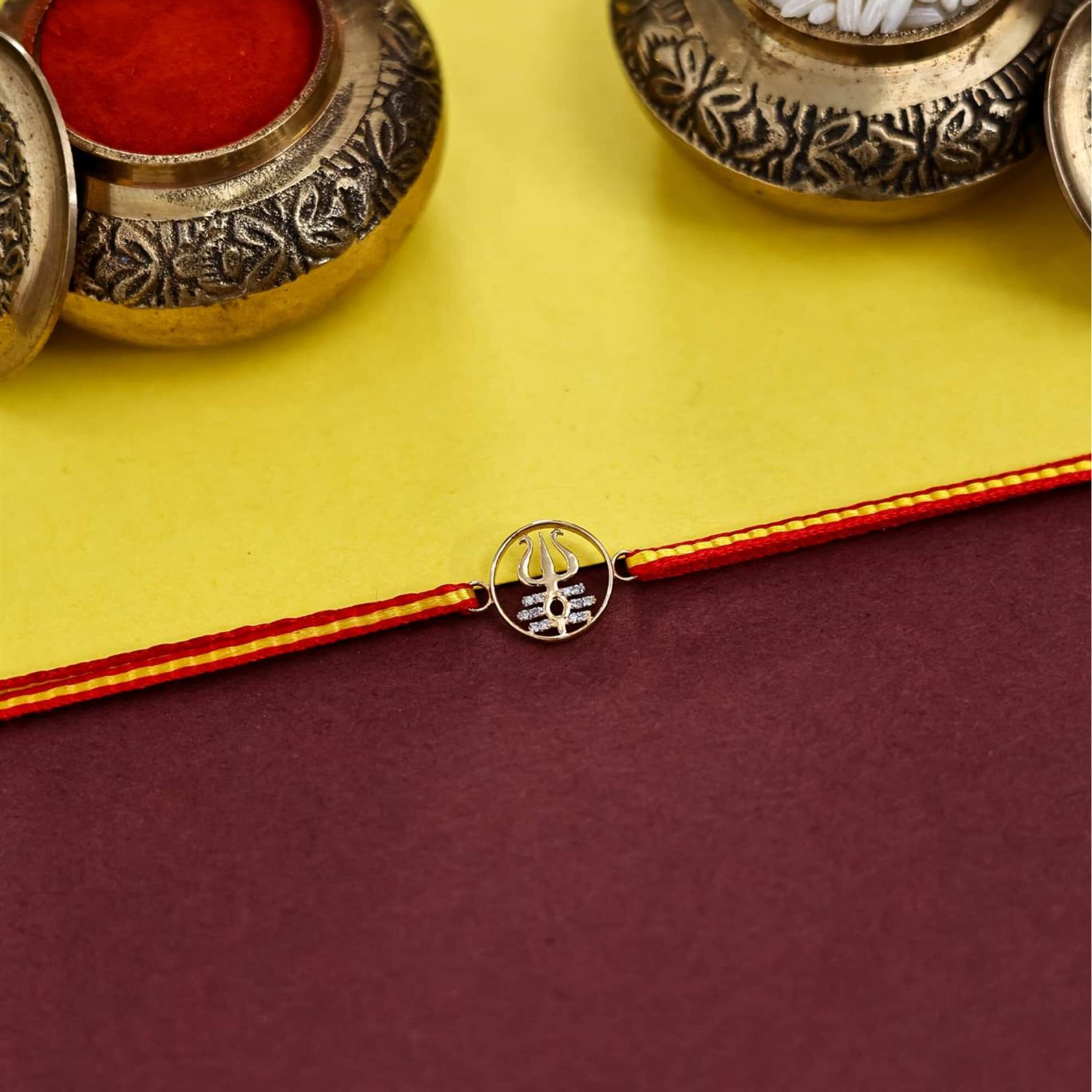 Kuberbox Shiva 18K Gold And Diamond Rakhi Bracelet For Brother