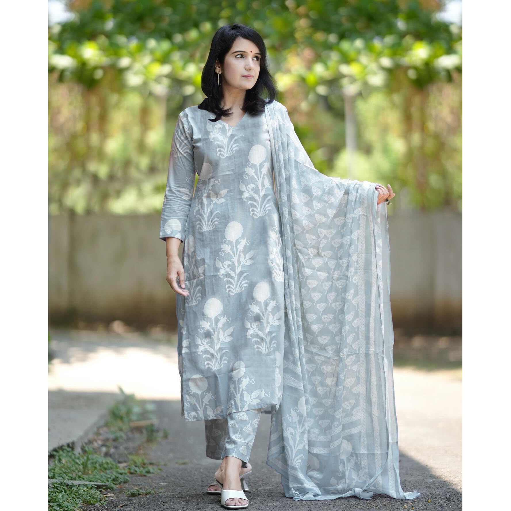 Gosriki Women's Cotton Blend Printed Straight Kurta With Pant & Dupatta (Zuri Grey-Vks01-Gs_M_Grey_Medium)